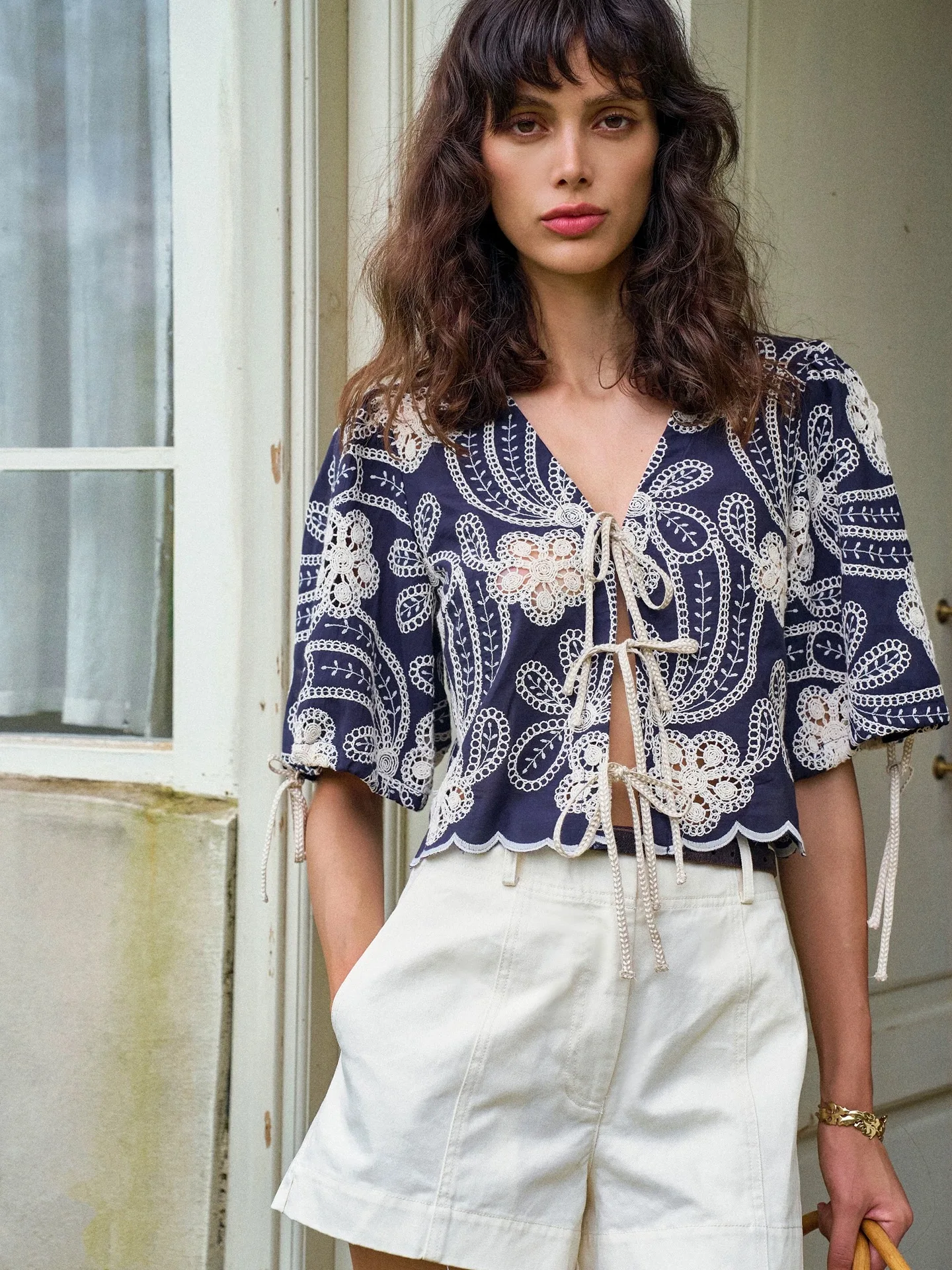 Dongda Gate Women's Embroidered Hollow V-neck Belted Open Cardigan Summer 2026 French Style Slim Fit Short Sleeve Shirt