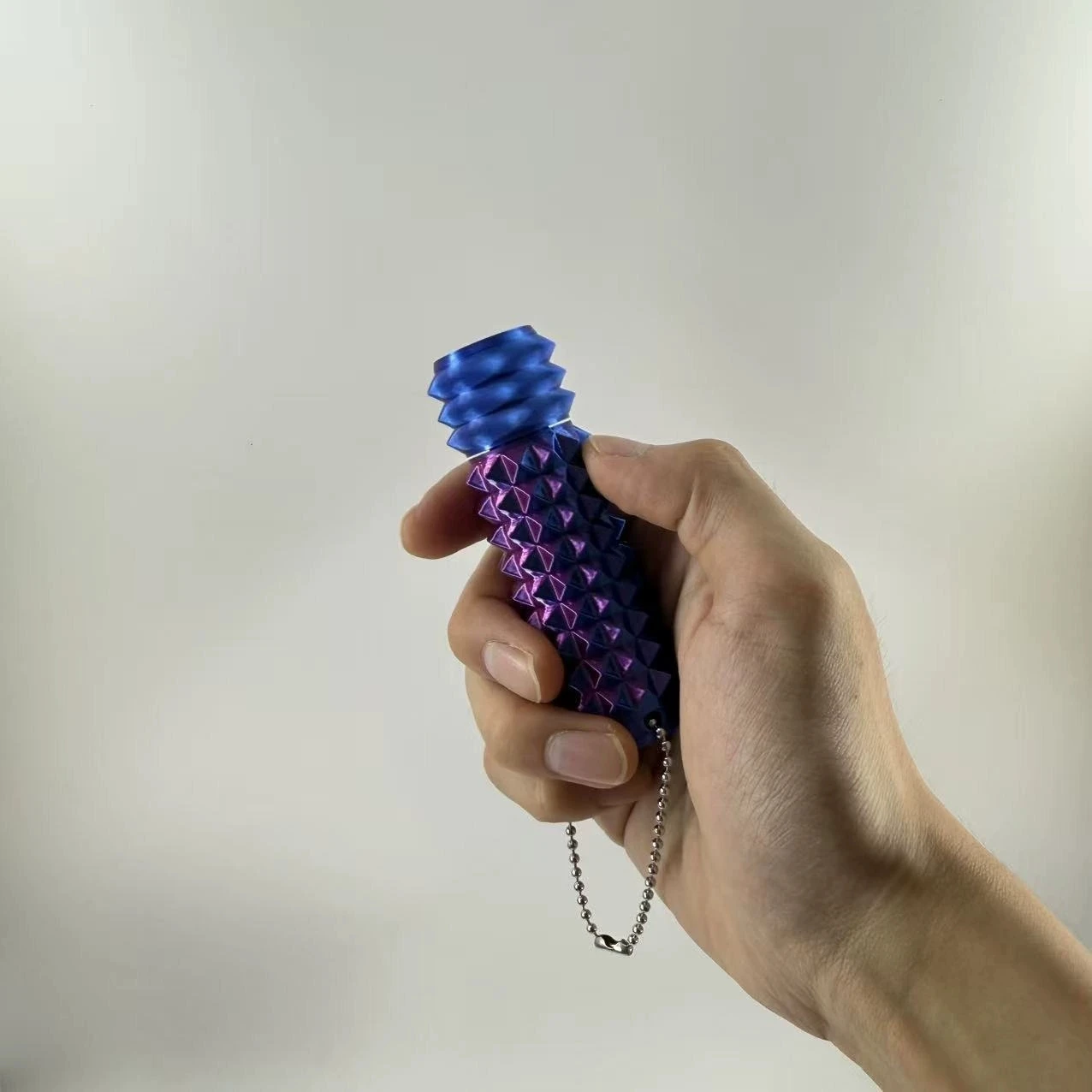 3Dプリント製の痛みを刺激するフィジェットトイ、キーホルダー付きで持ち運び可能、カラフルな3D疼痛刺激減圧オフィスノベルティ玩具、スパイクローラー
