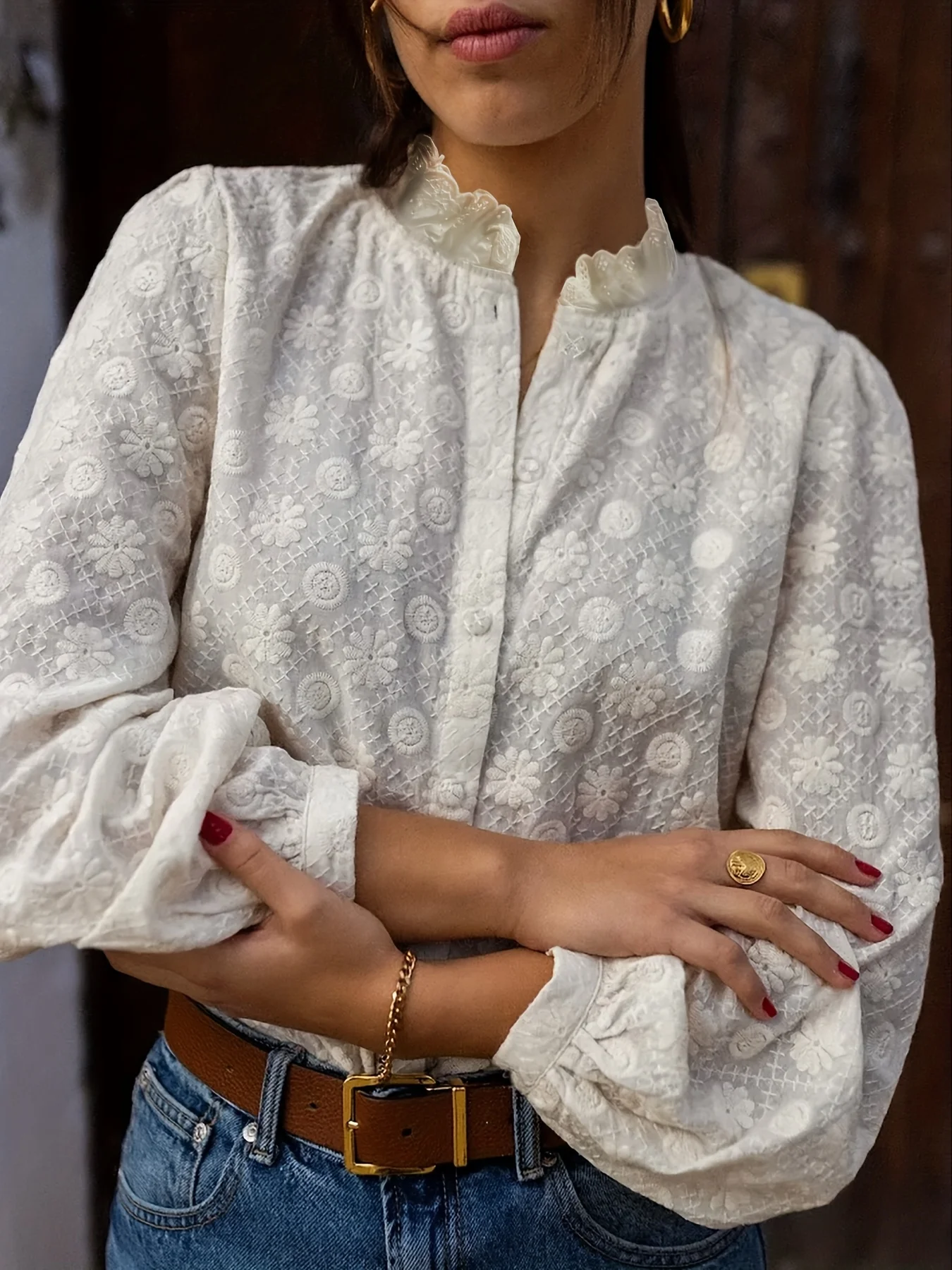 

Женский белый универсальный топ с круглым вырезом больших размеров, жаккард с цветочным принтом и отделкой с рюшами.