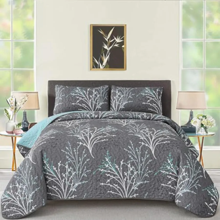 

Комплект постельного белья Queen Size: серо-голубое двустороннее покрывало с цветочным узором, легкое, из микрофибры, 3 предмета, с подушкой