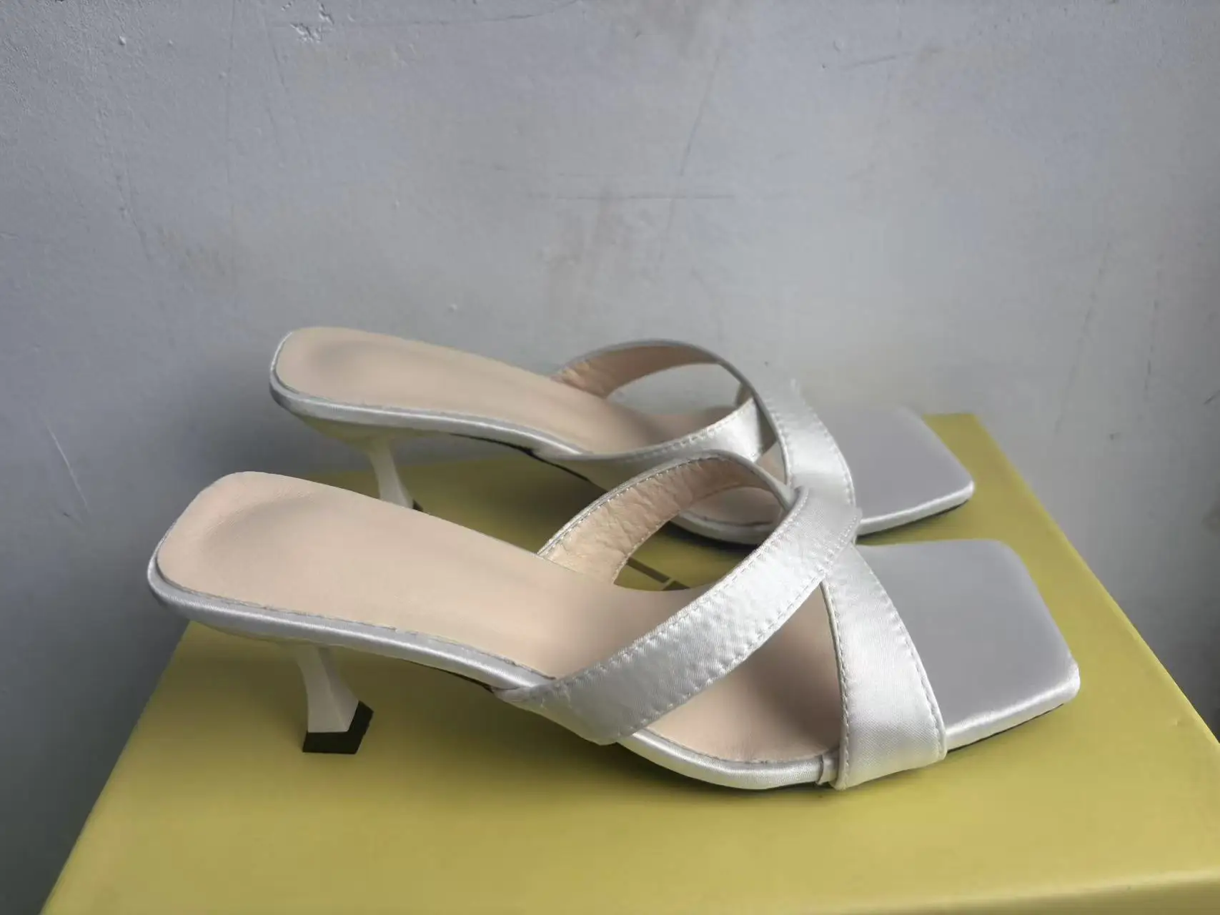 

Женские босоножки на шпильке с открытым носком во французском стиле, летние уличные вечерние шикарные тапочки на высоком каблуке с одним ремешком