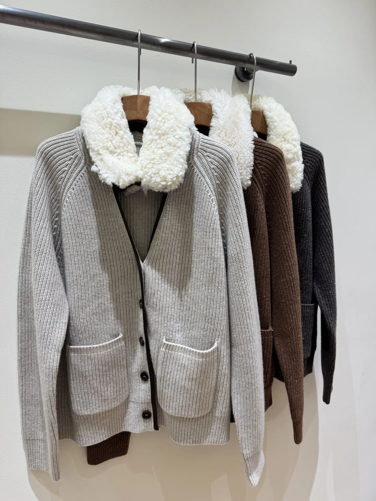 New High-Quality Women's Cardigan with Fur Collar (Fall/Winter 2026) Sizes: S, M, L | Colors: Apricot, Caramel, Brown