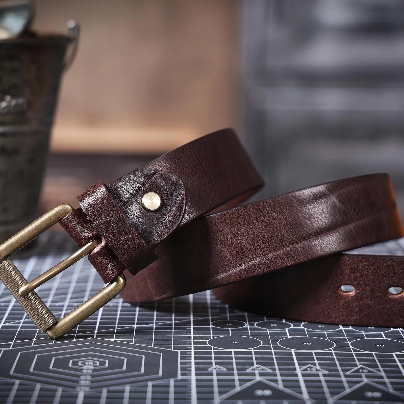 S.WORKER Klassischer Dicker Echtledergürtel für Herren aus Vollnarbigem Rindsleder Vintage Casual Gürtel für Jeans & Formelle Kleidung mit Messingschnalle – Detail 12