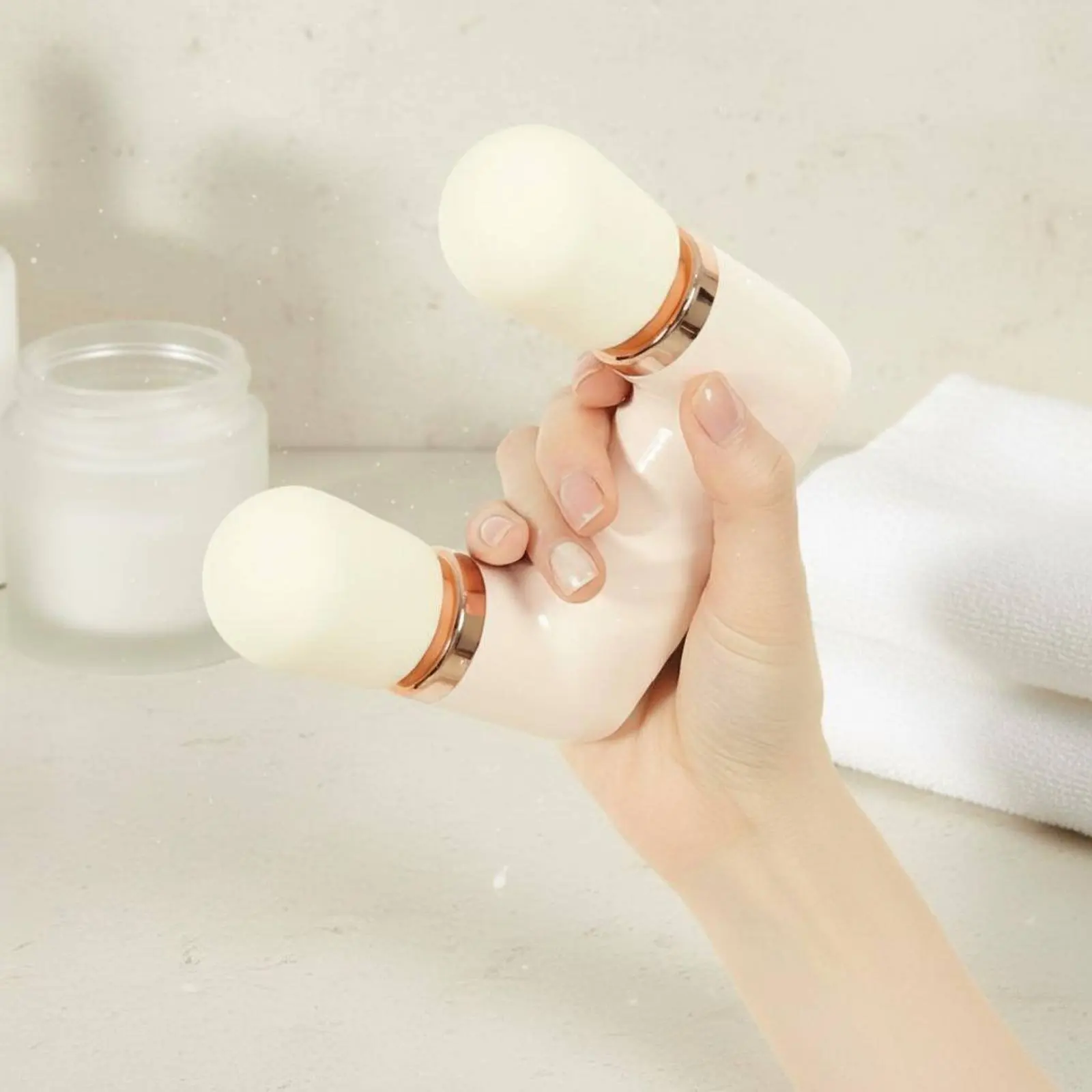 

Double-Head-Head Fascia Lightweight Mini Muscle Massager Portable Percussion Massager Built-in Battery Deep Tissue Massage