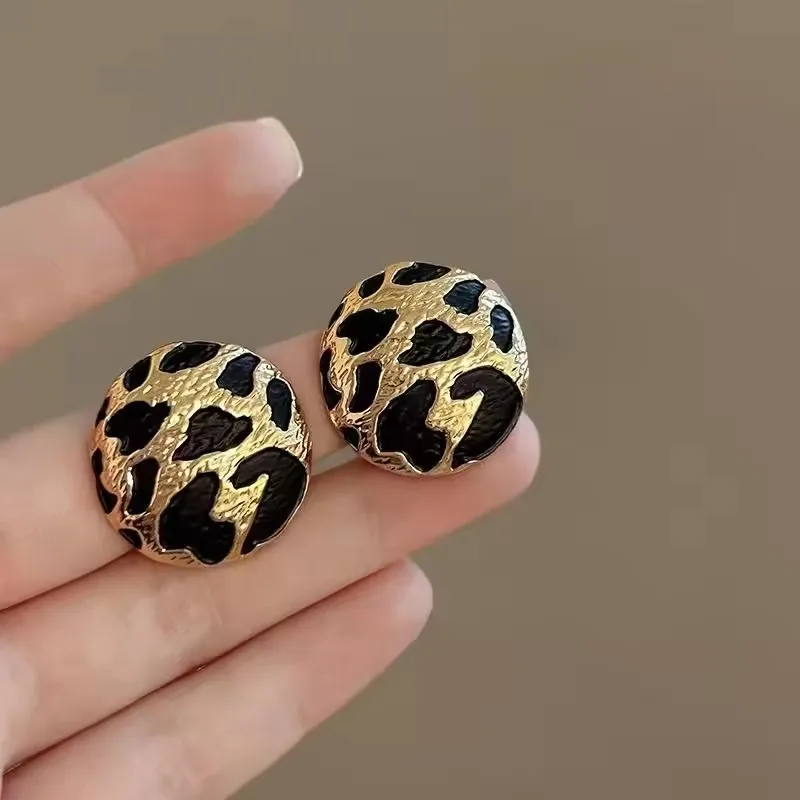 Round Metal Black Leopard Print Post Earrings For Women Girls Vintage Classic Jewelry Party Accessories e539