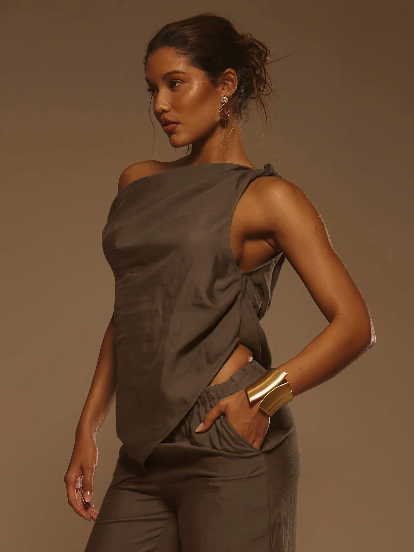 Damen Olivgrünes Satin-Oberteil mit Schulterfreiem Design und Knotendetail, Locker Geschnitten für Casual und Abendveranstaltungen