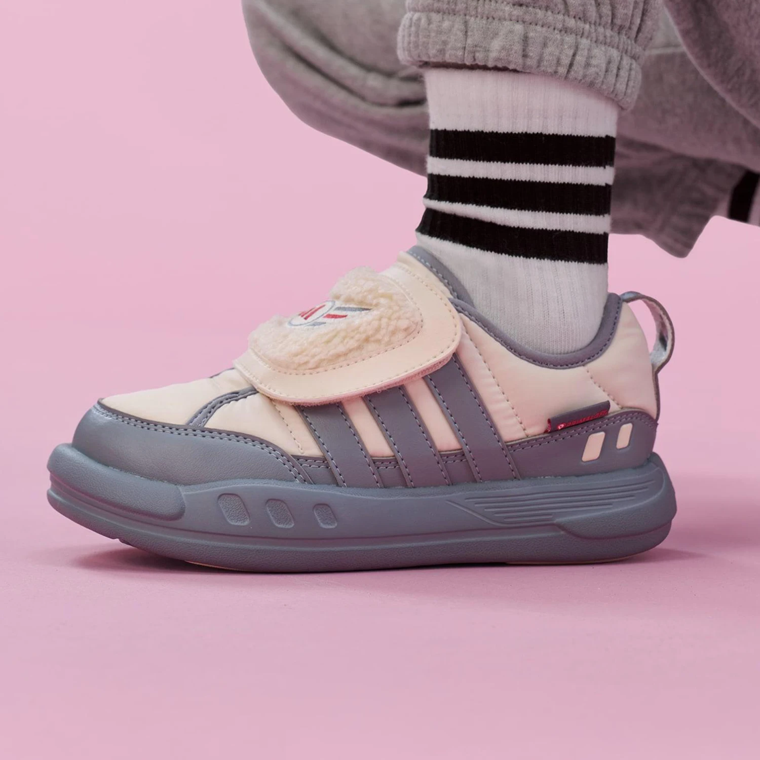 

Adidas оригинальные детские износостойкие спортивные кроссовки с низким берцем PUFFY SKIPPER KJ3900