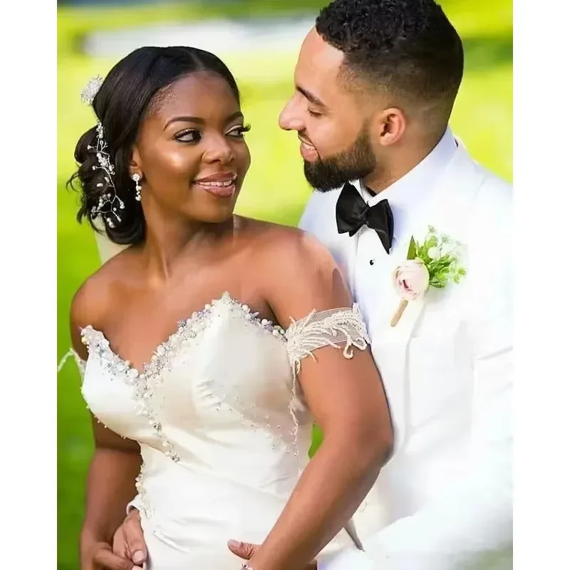 فساتين زفاف حورية البحر على شكل قلب مخصصة من الساتان مزين بالخرز بالإضافة إلى حجم ثوب الزفاف العربي