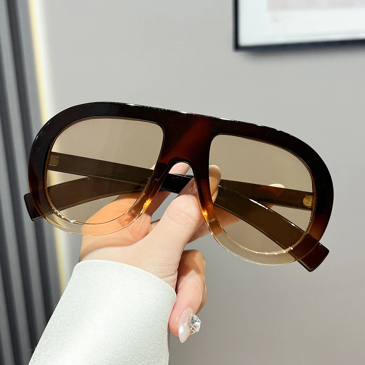 UV400 Retro European And American Large Frog Frame Fashion Glasses Personalized Sunglasses Suitable for Driving Daily Wear