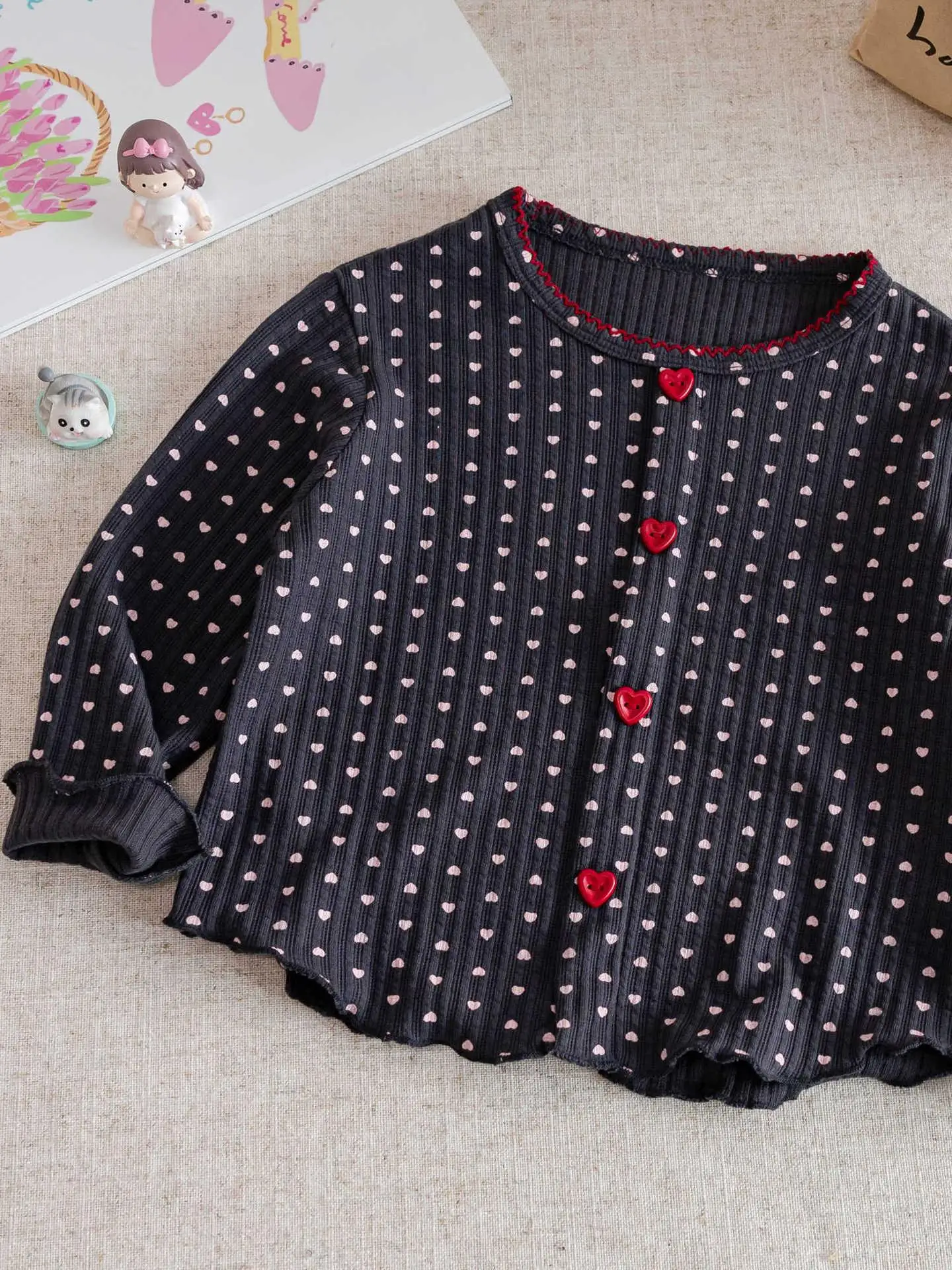 女の子用ロングスリーブハートTシャツベビーベースレイヤー春秋韓国風子供用トップス綿通勤ラウンドネック