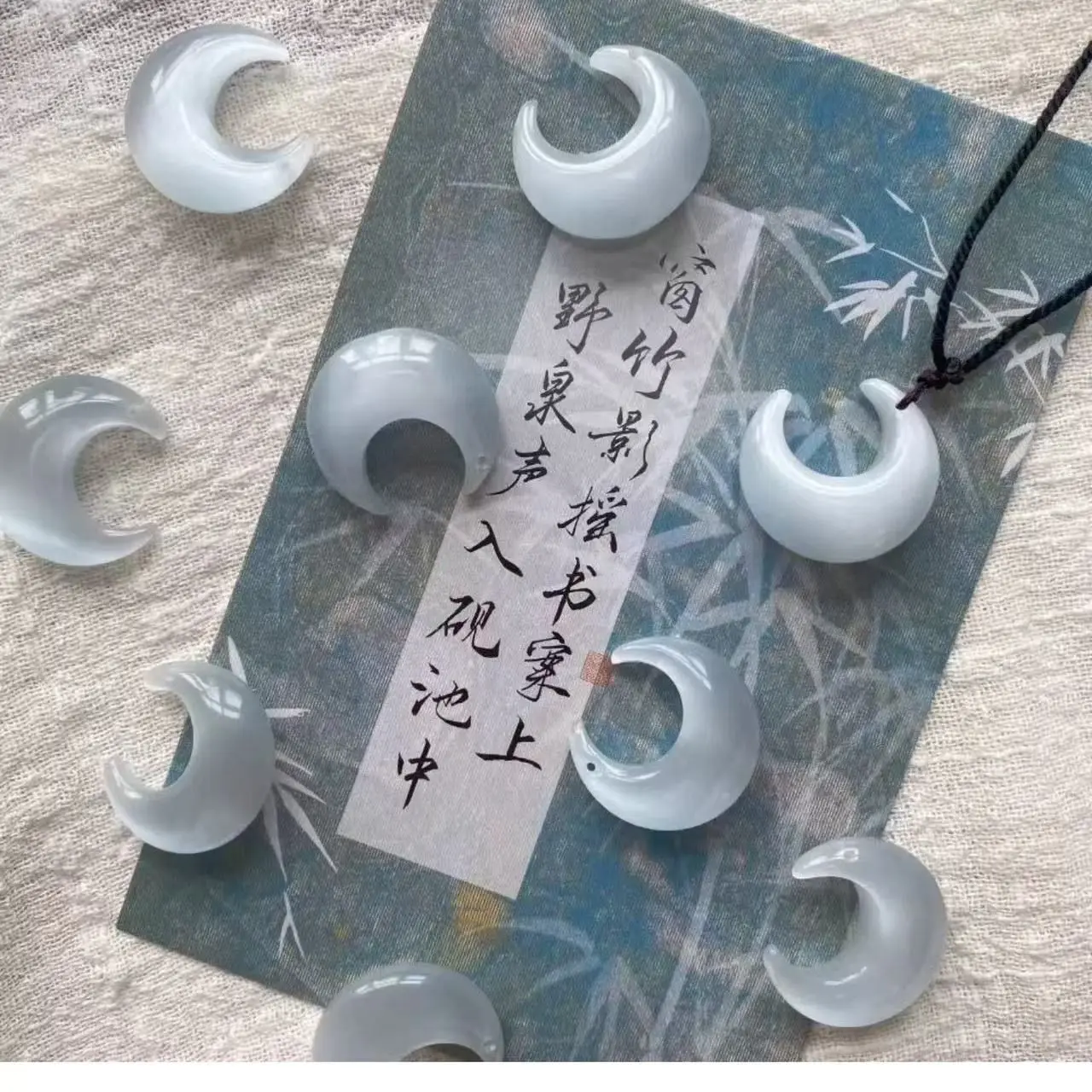 New white moonlight cat eye effect high ice crescent pendant versatile jewelry for girlfriends and girlfriends gifts