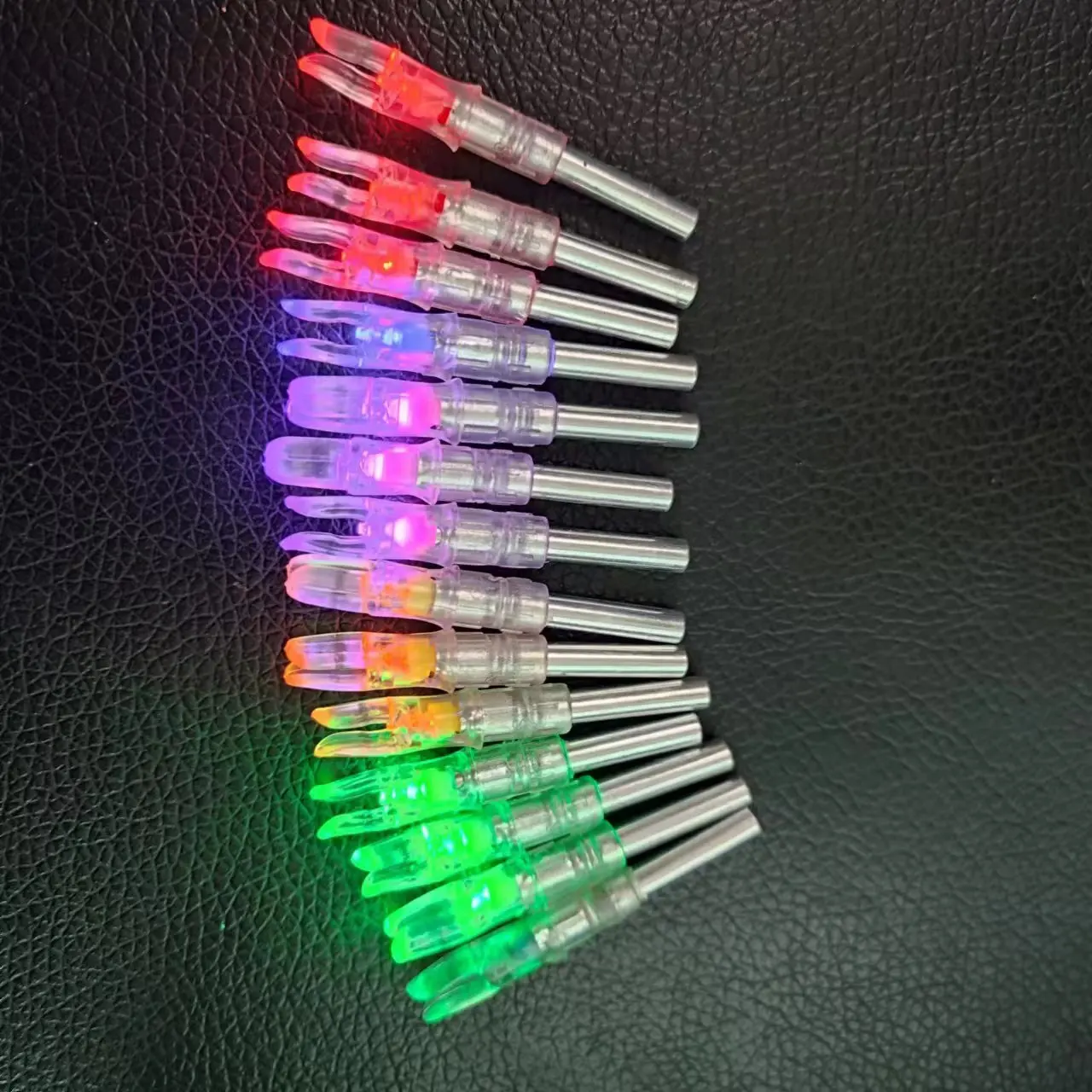 5 Farben 3 Stück LED-Nocken 6,2mm automatische Licht nocken austauschbare Pfeil nocken mit Werkzeugset für die Jagd auf Bogens chießen (244 "/6,2mm)