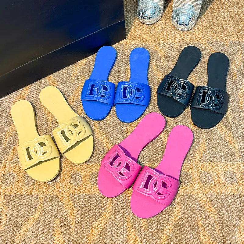 Новинка лета 2024, цельные женские босоножки на плоской подошве с открытым носком в Европе и Америке, подходят для верхней одежды, противоскользящие.