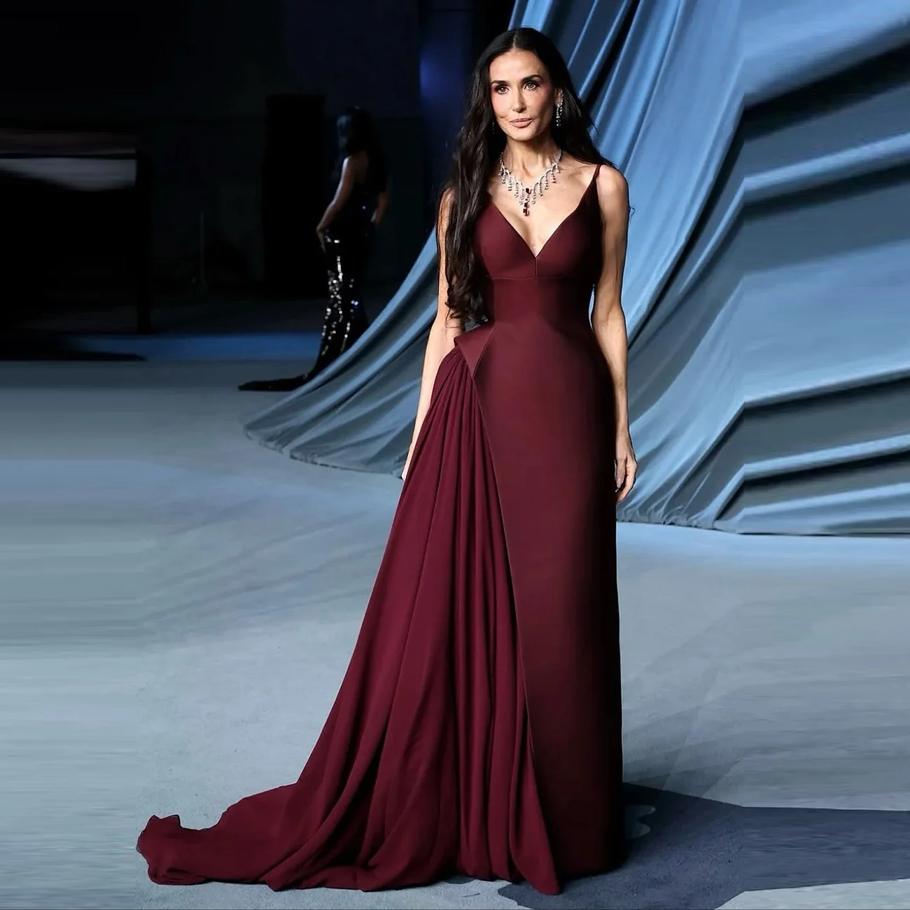 

Бордовое платье для выпускного вечера с глубоким V-образным вырезом и рюшами, атласное трапециевидное платье, простые вечерние платья, вечернее платье со шлейфом