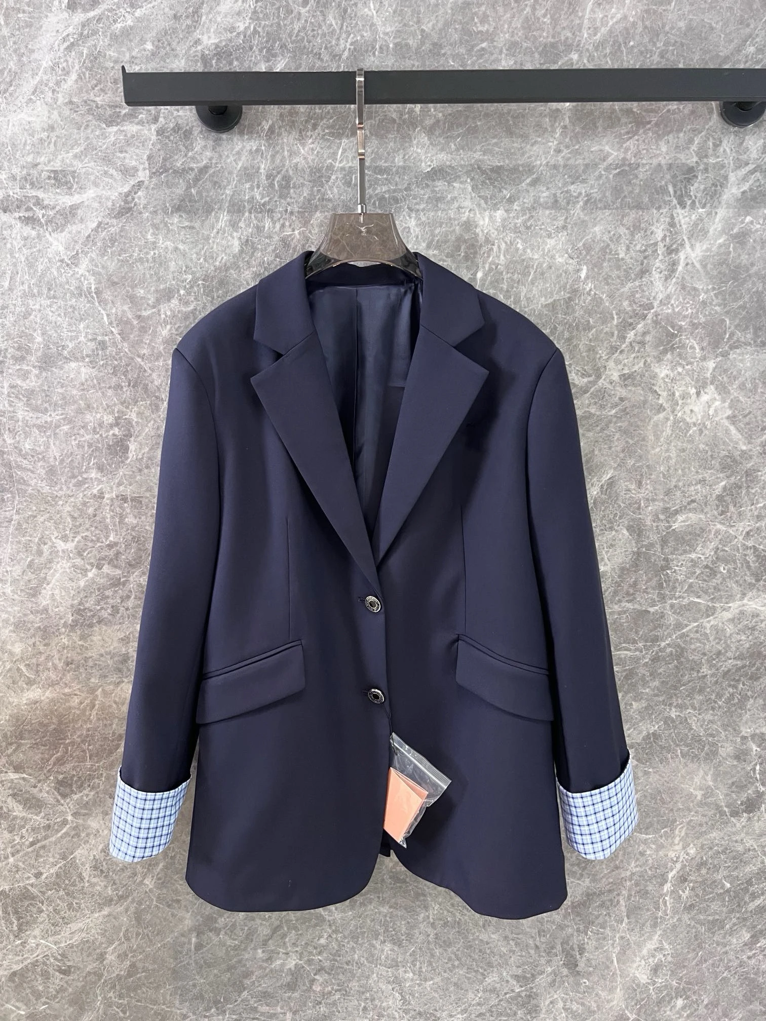 The new women's checkered contrast color suit jacket for autumn and winter 2024 is simple and atmospheric daily commuting