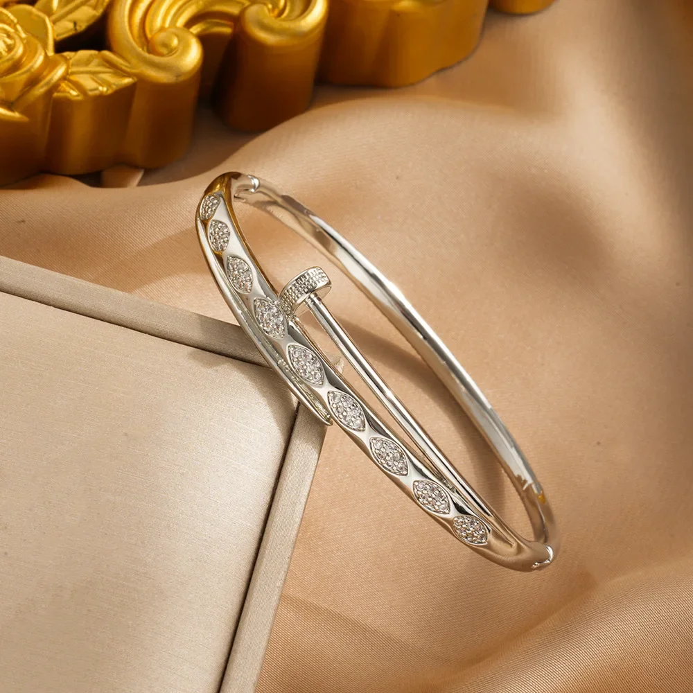 

This is a light luxury bracelet that is versatile and never fades. This women's nail bracelet exudes an air of high-end quality