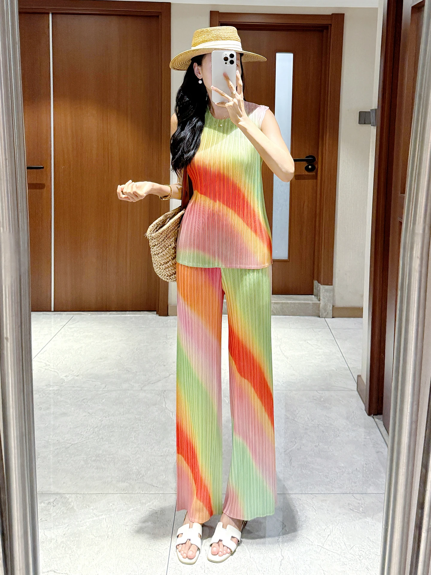 Elegant Women Ensemble Featuring A Round-neck Sleeveless Gradient-coloured T-shirt Paired with Pleated Print Straight-leg Pants