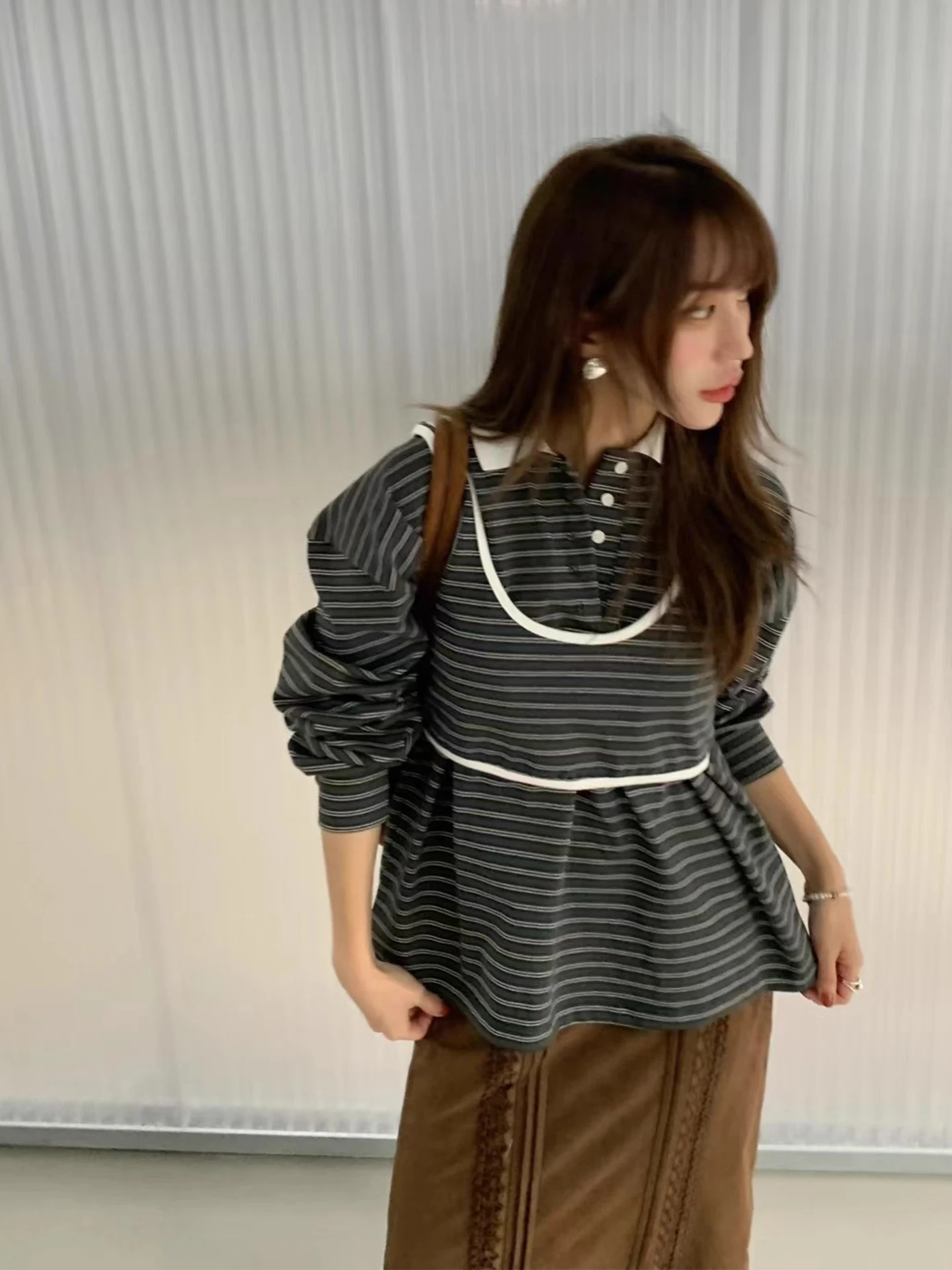 シックな秋のヴィンテージ風 ネロングスリーブ ストライプTシャツ レディース オルト スレセット ベスト付き ファッショナブルな通勤スタイル