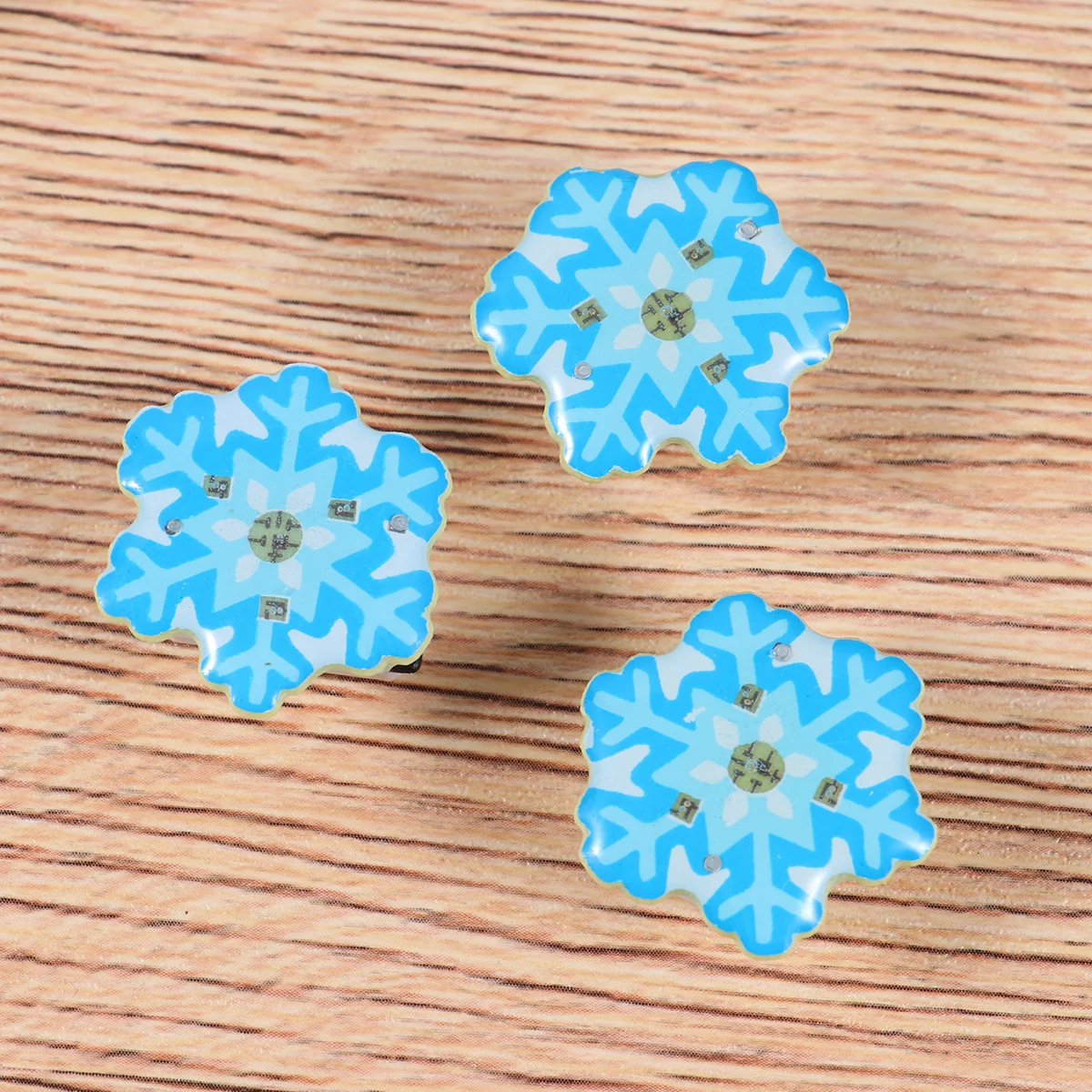 25 pçs camisa esmalte boutonniere natal glitter broches led emblemas brilhantes para ornamento de árvore meia decoração artesanato