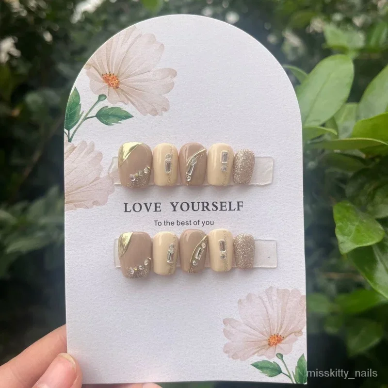 

Носите короткую лестницу Nailover ручной работы, золотистый молочный цвет, простые белые нажимные ногти для пальцев