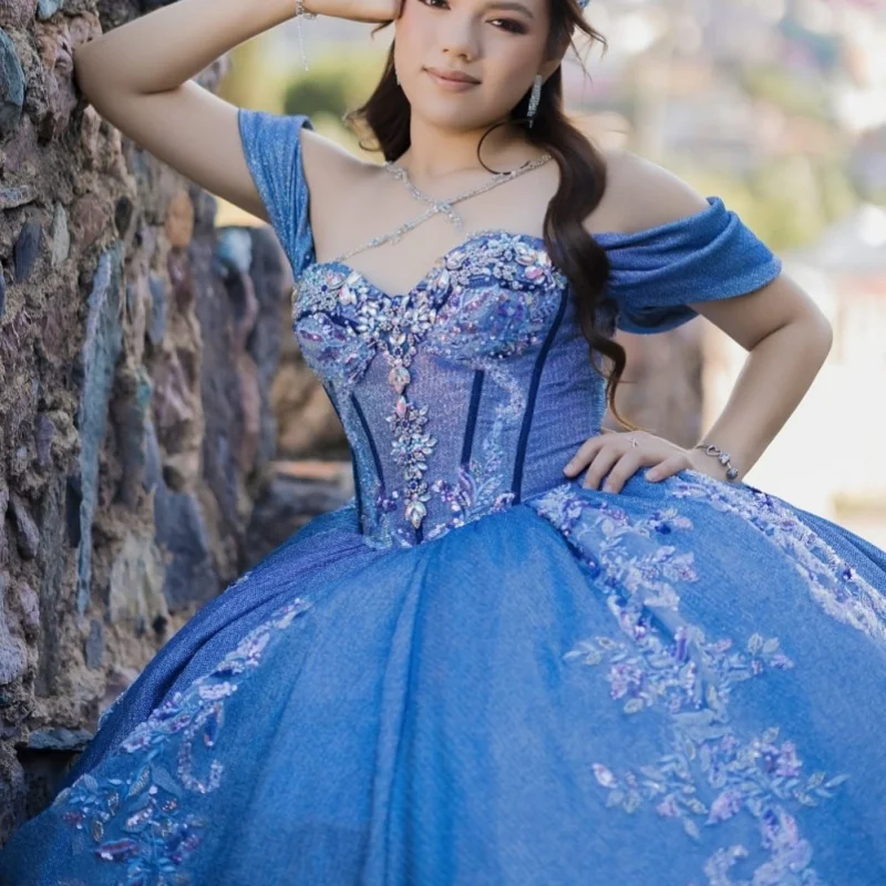 

Синее платье Quinceanera с открытыми плечами, блестящий цветок, кристалл, наклейка, длинный хвост, бант, 3D цветок, платья de 15, Quinceanera ﻿ Настроить
