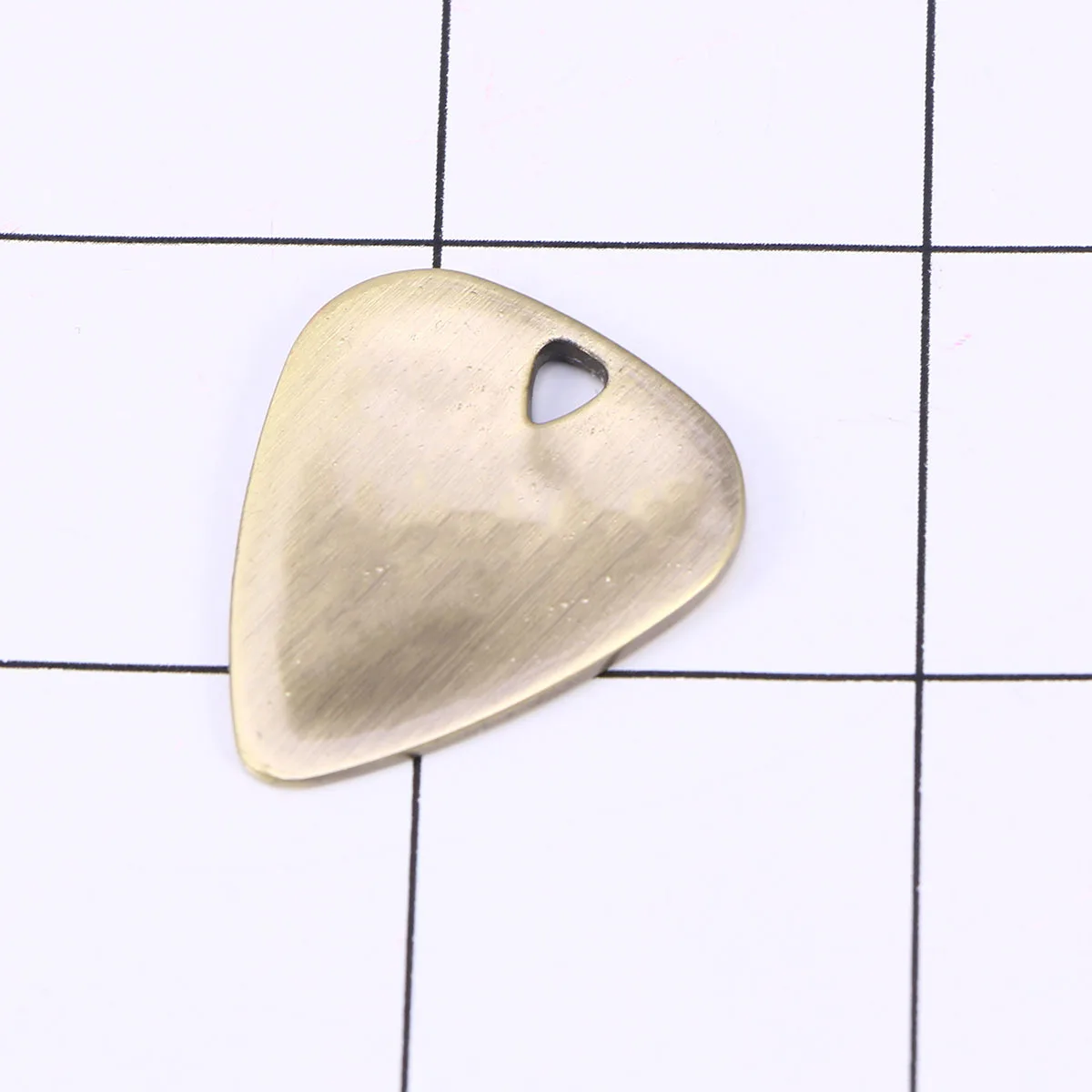 

1Pcs Metal Guitar Pick Pendant Zinc Alloy Non-Rust Tactile Grip DIY Guitar Accessory Gift for Men Husband Boyfriend Father