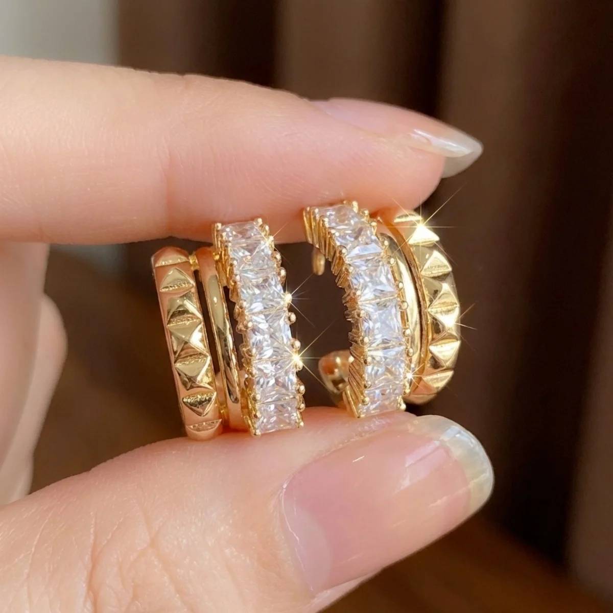 Glänzende mehrschichtige C-förmige Ohrstecker mit eingelegtem CZ-Zirkon für Damen und Herren, minimalistische, exquisite geometrische Ohrringe, vielseitiger Schmuck – Detail 16