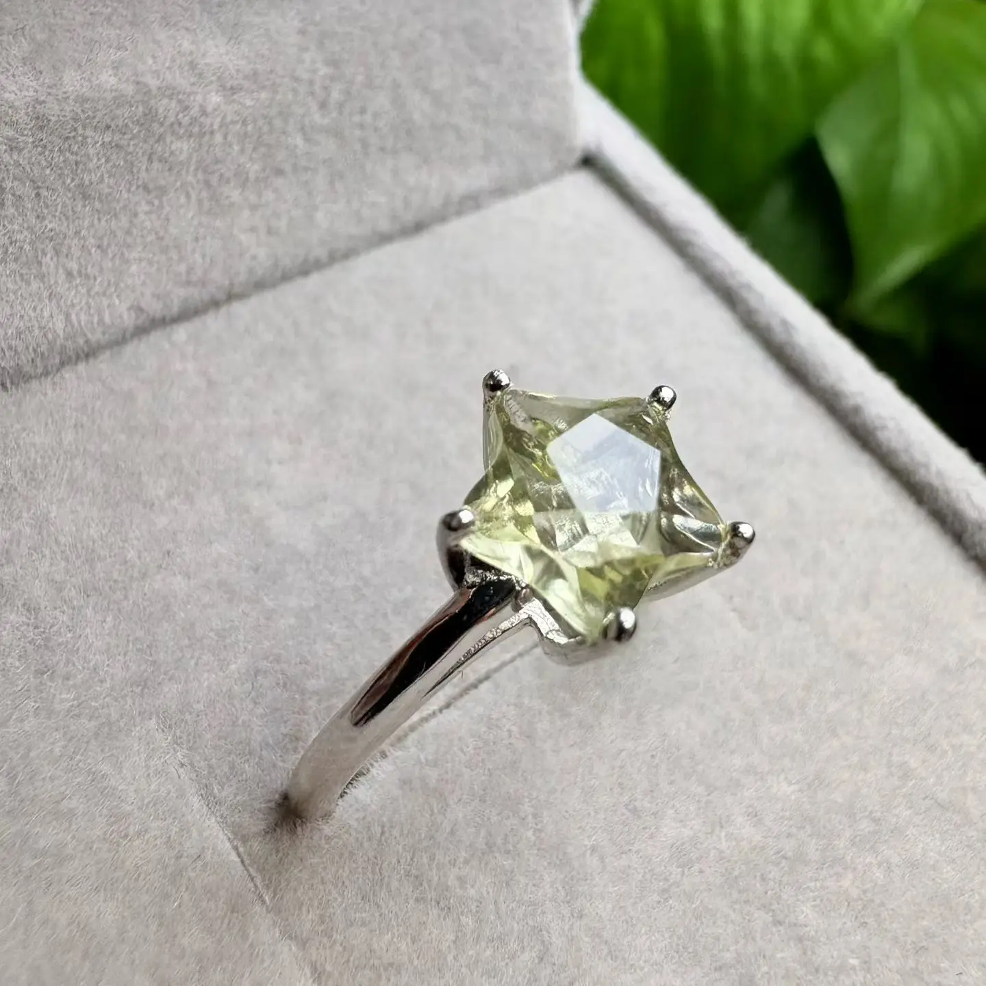 

Кольцо с натуральным ливийским золотым тектиитом (метеоритом) в форме звезды 9 мм, серебро 925 пробы, камень для рейки-терапии, подарок для женщин