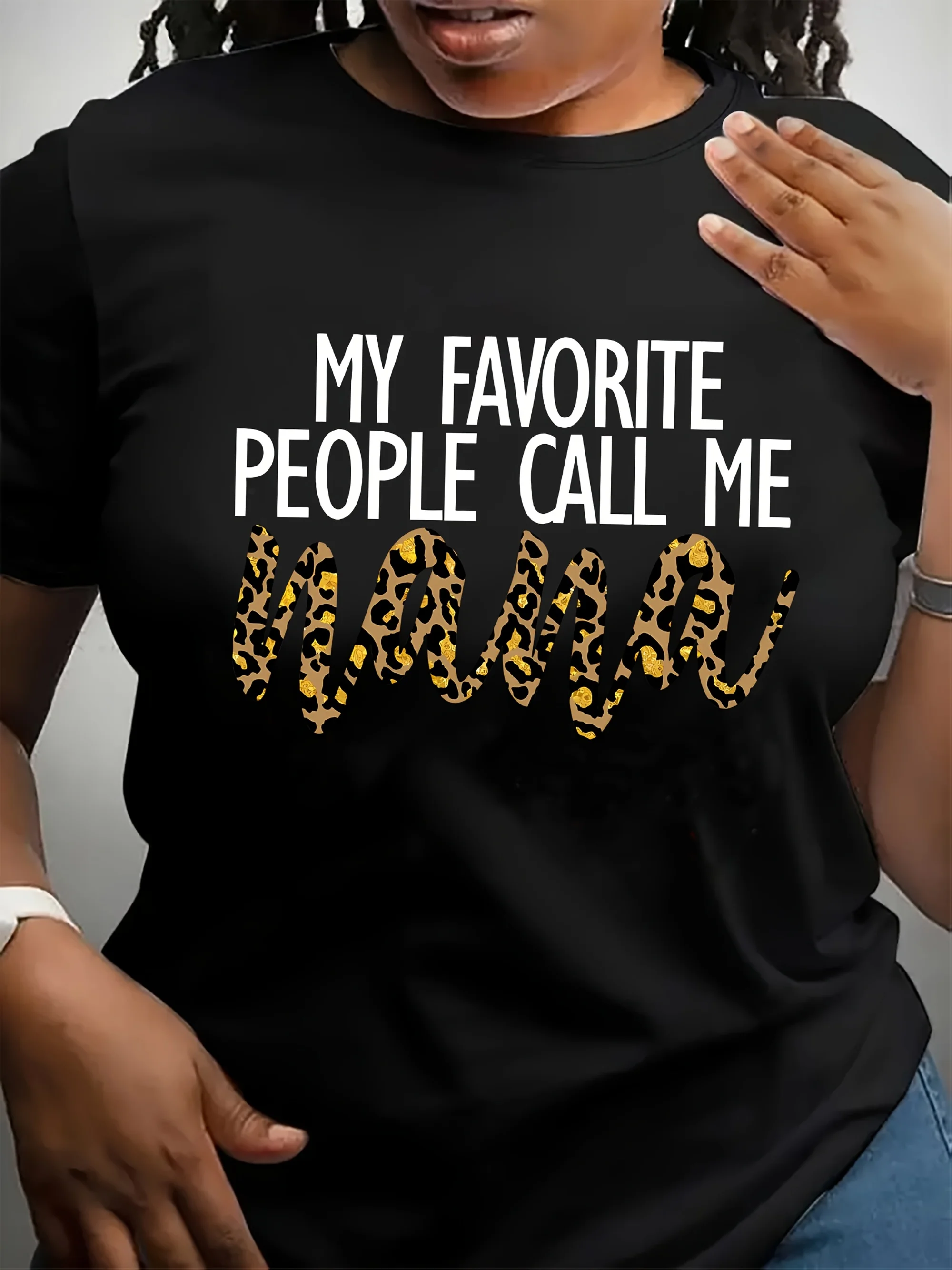 เสื้อยืดคอกลมสีฟ้าอ่อนผู้หญิง NANA คนโปรดของฉันเรียกฉันว่า NANA พิมพ์ลายกราฟิกพร้อมลายเสือดาว