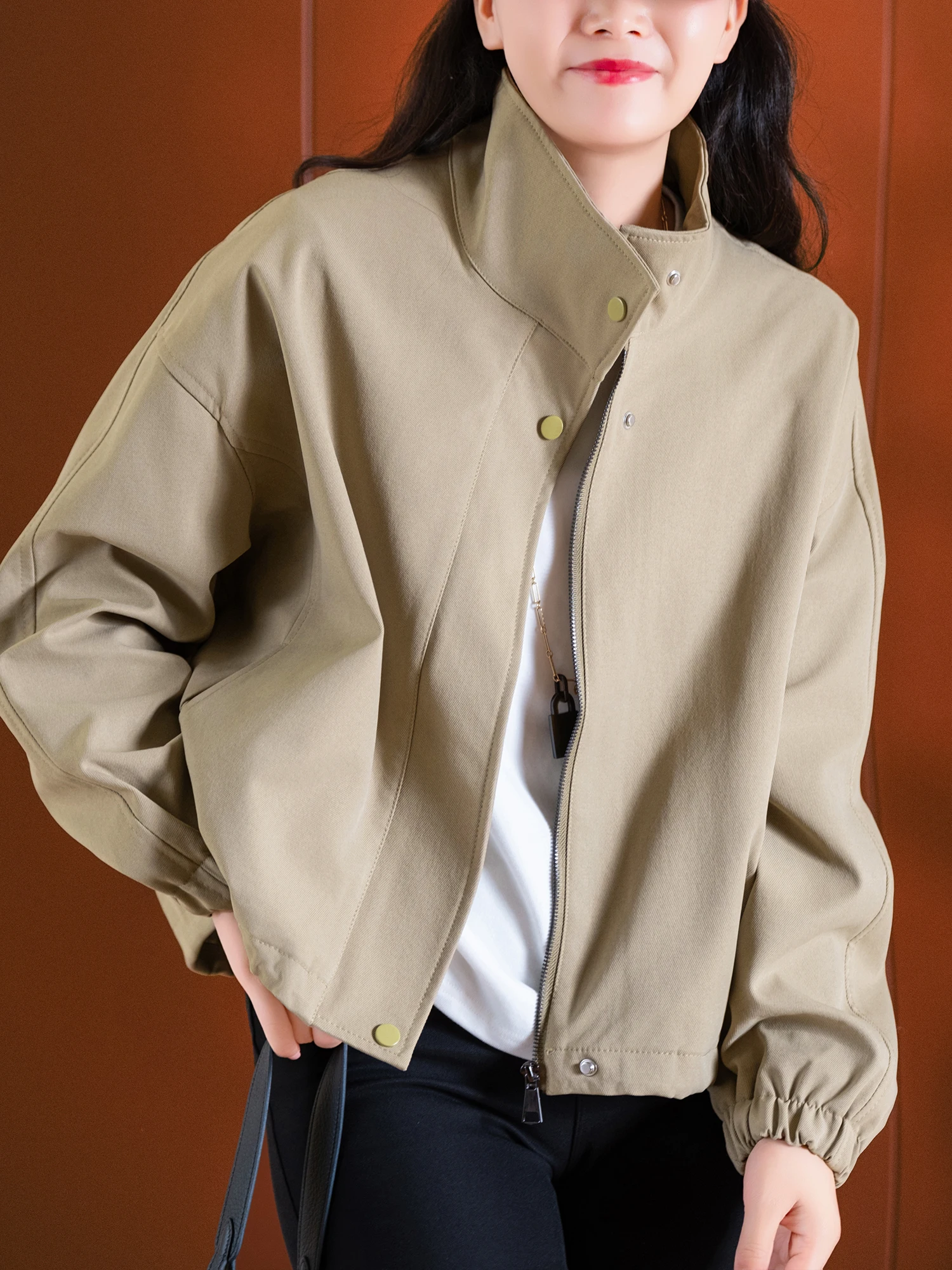 

Стильная женская куртка из полиэстера с простым дизайном, свободного кроя, дышащая, с длинными рукавами, воротником-стойкой, гладкая, стройнящая, для активного отдыха.