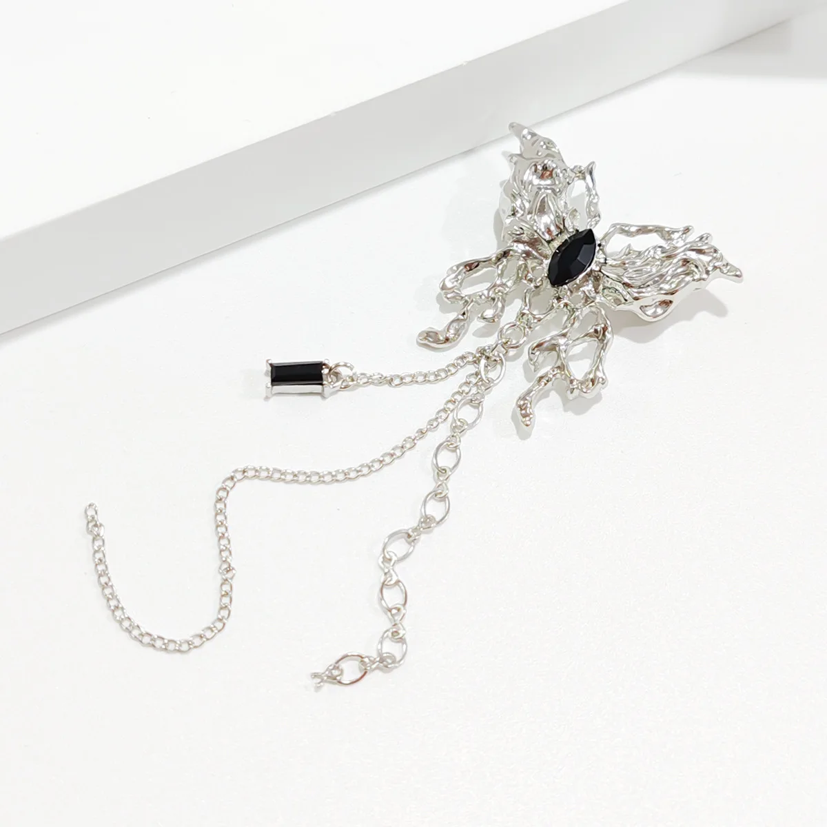 Metal Chain Brooch Tassel Butterfly Pendant Brooch for Women Men Couple Overcoat Suit Shirt Lapel Pin Clothing Accessory Jewelry