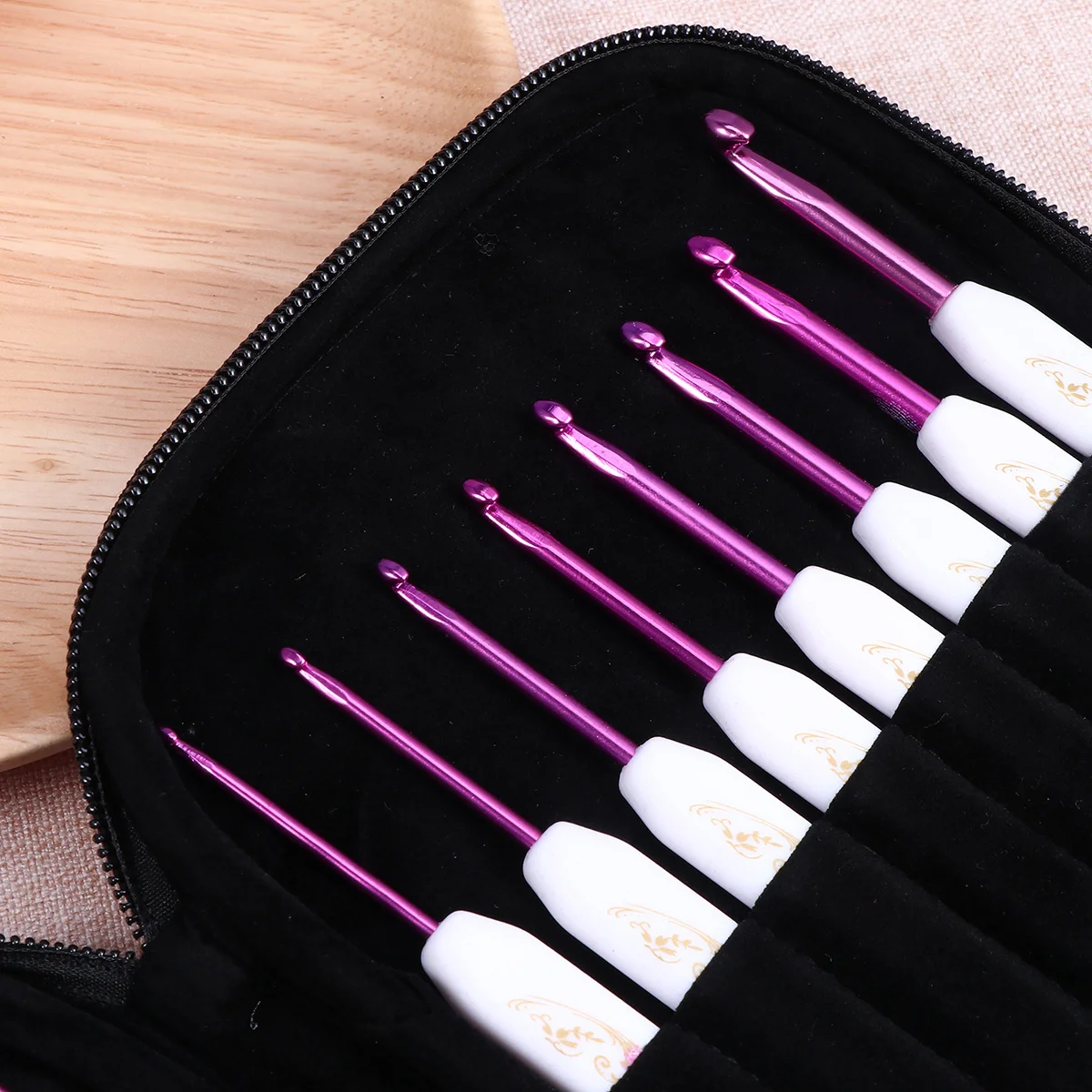 

16Pcs Knitting Tools Crochet Hooks Retro Floral Design Smooth Plastic Handle for Comfortable Grip Ideal for Beginners and Craft