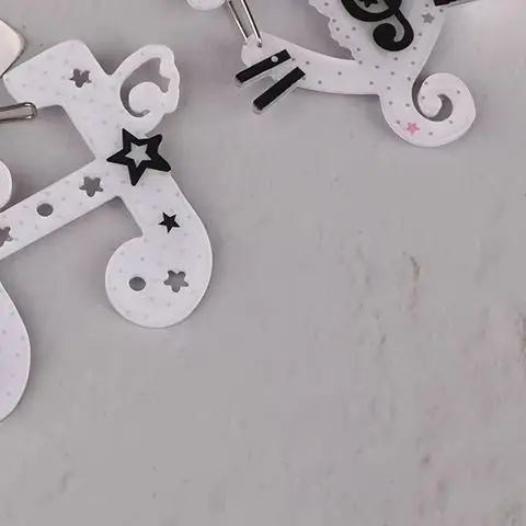 Kawaii أسود أبيض ملاحظات التوضيح الحلي المفاتيح حقيبة سحر الاكريليك قلادة حلقة تسلق ظهره قلادة الديكور الهدايا