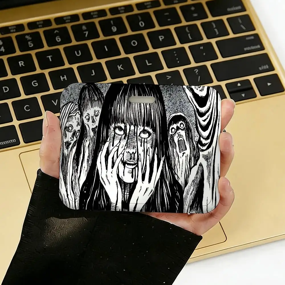 

Японский Junji Ito Tomie: Набор из 1 чехла для рабочего пропуска/удостоверения личности с ремешком на шею