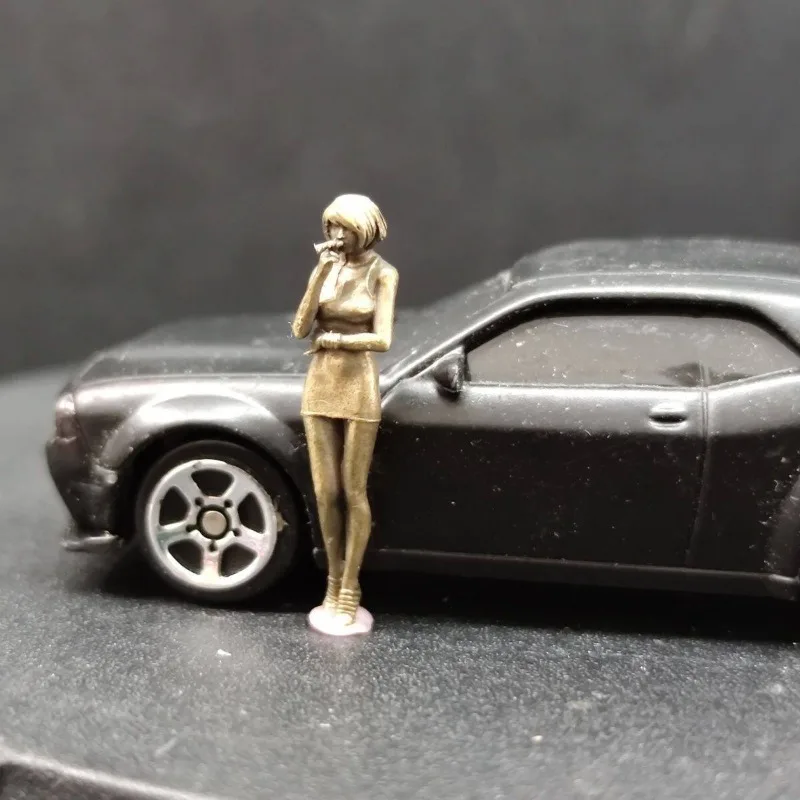 Metal Brass 1/64 Smoking on The Street Side Beauty Action Figures Sand Table Scene Model Miniature Ornament Accessories Toys