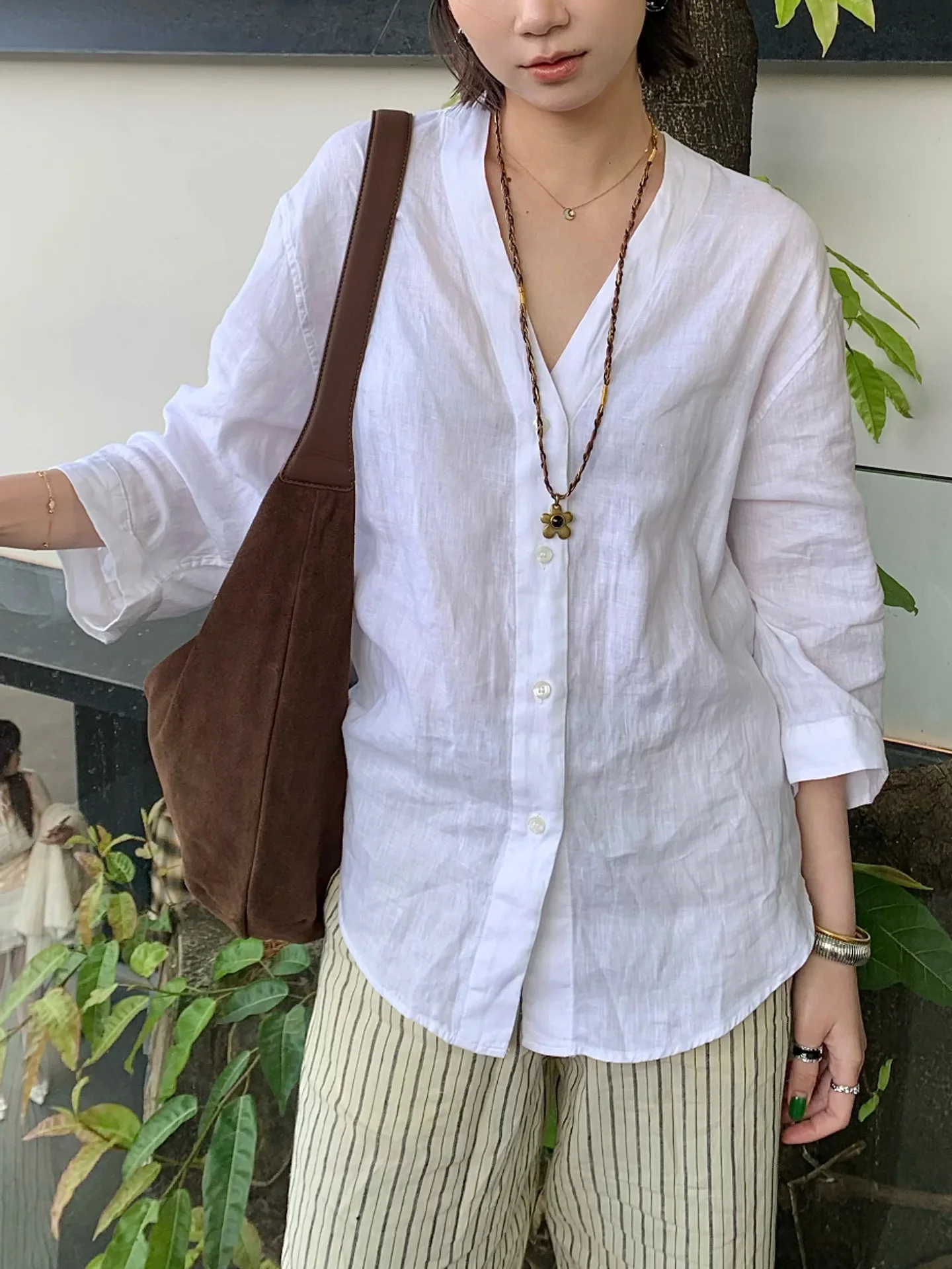 

Женская свободная льняная рубашка AOOUIU с длинным рукавом и V-образным вырезом, летняя новинка 2025 года, повседневная, удобная, белая, дышащая, на пуговицах