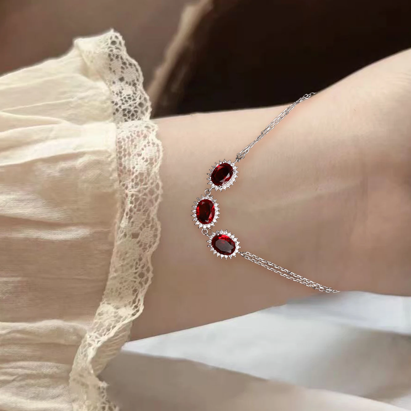 

DURO 925 Sterling Silver Women's Beautiful And Sexy Bracelet, Inlaid With Natural Garnet Gemstones To Enhance Your Temperament.