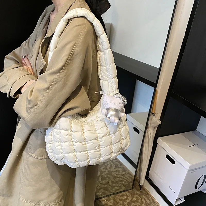 2024Autumn and Winter New Cloud Large Capacity Shoulder Bag Pleated Puff Lightweight Quilted Messenger Bag Tote