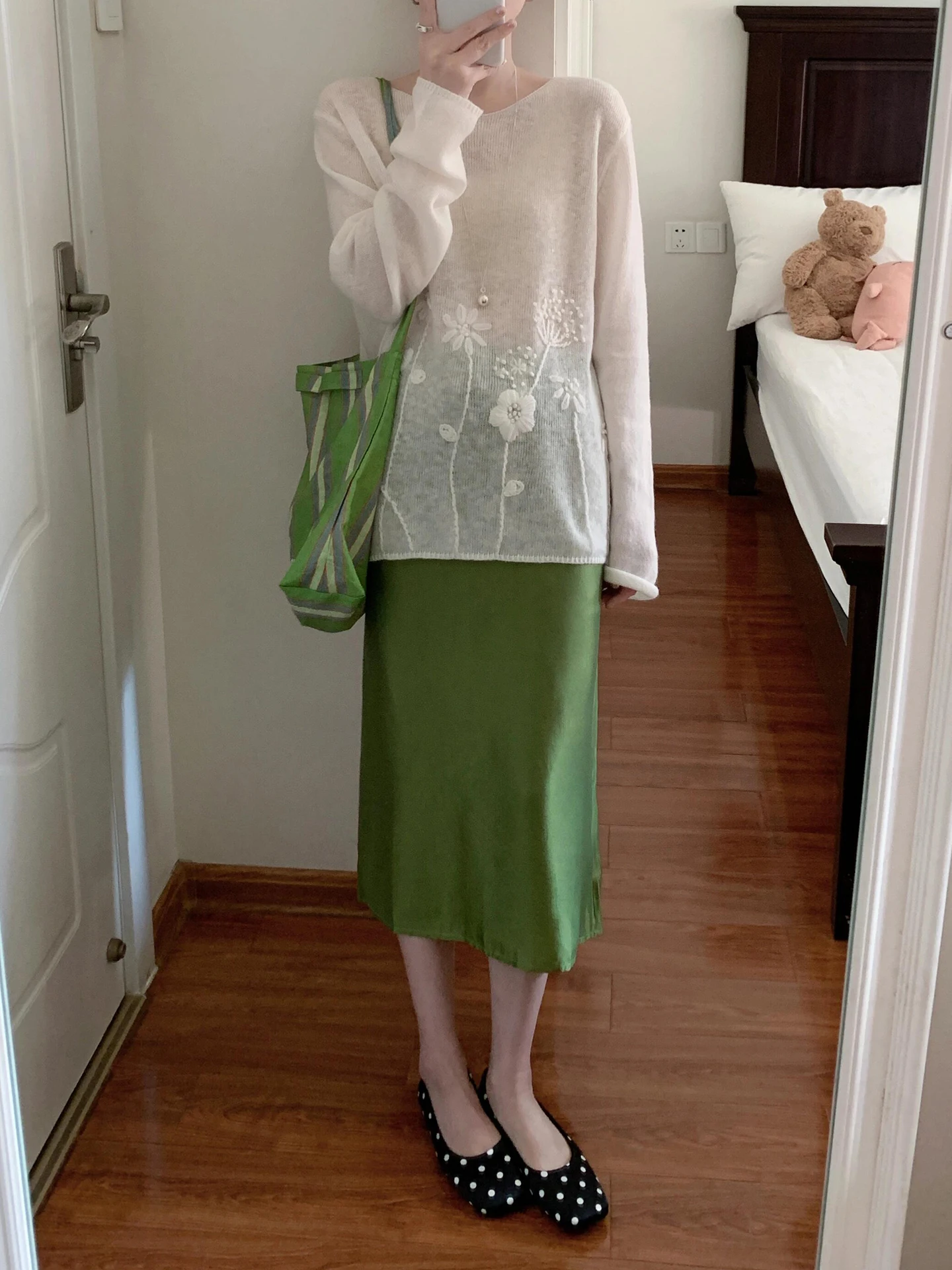 

FEMPILOT Белый полупрозрачный вязаный топ с вышивкой, свободный крой, длинный рукав, весна 2026, новинка