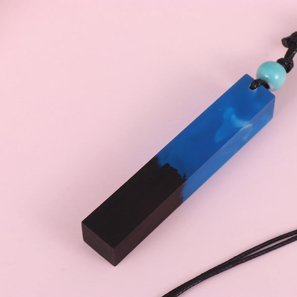 DIY الخشب الراتنج مكعب قلادة قلادة الأزرق الأبيض حلي معلقة رائعة الحرفية غرامة التفاصيل مجوهرات الإكسسوار للنساء