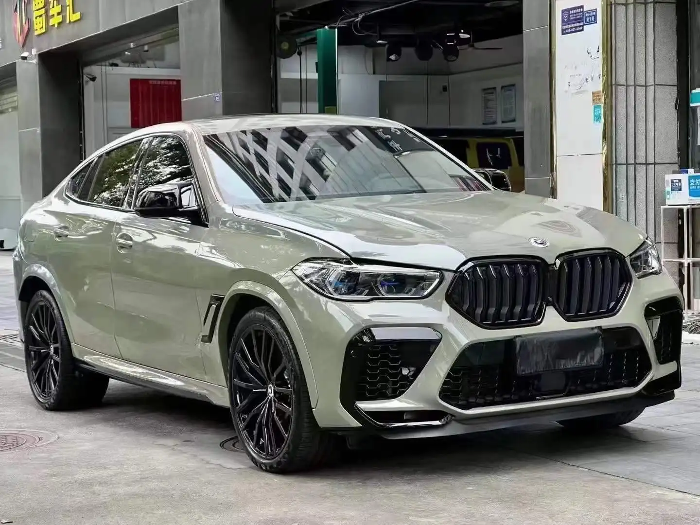

Подходит для нового предварительно модифицированного объемного бампера BMW G06 X6M 2020-2022X6M, комплект кузова