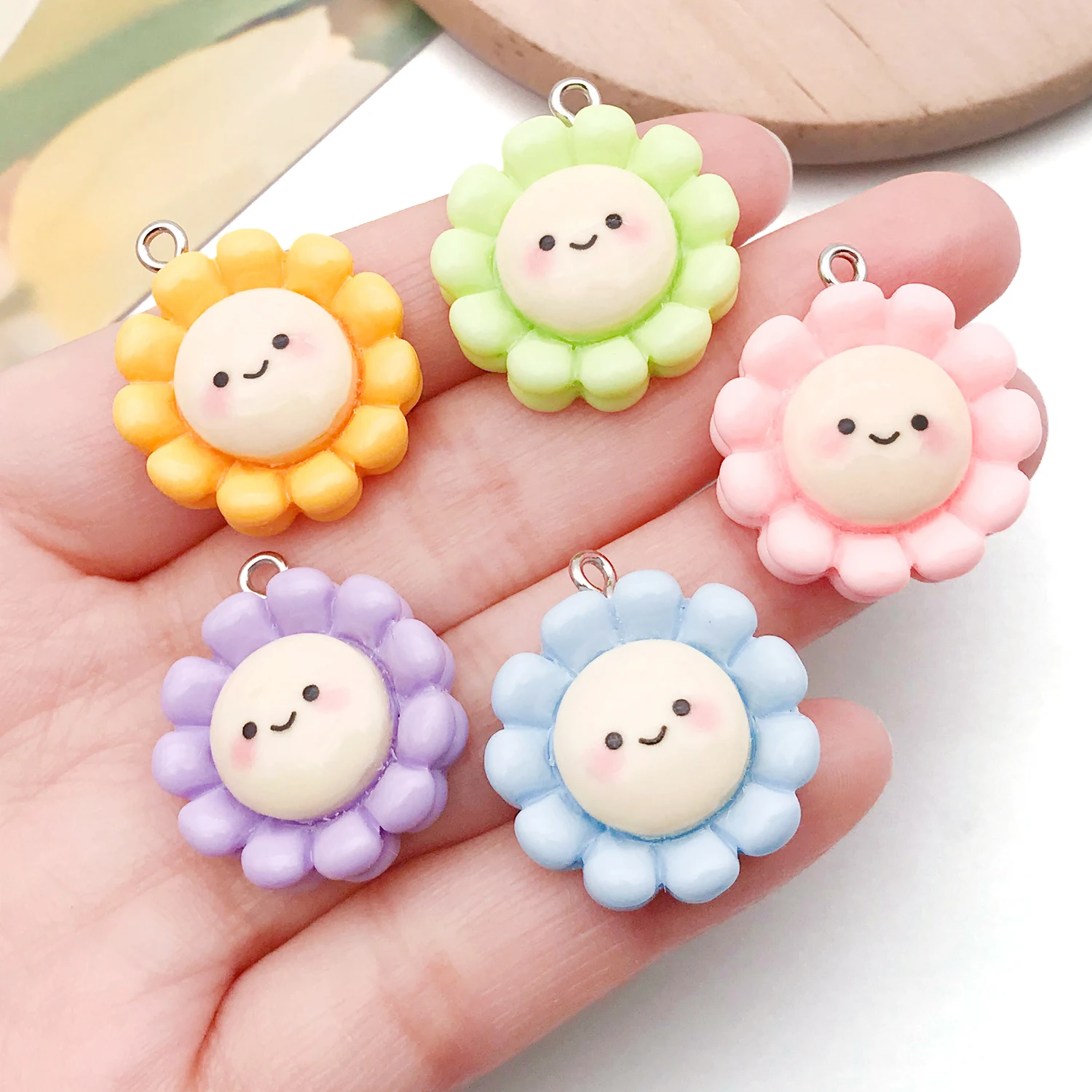 5/10 Uds. Accesorios de cara sonriente de girasol de resina de crema DIY de dibujos animados, dijes y colgantes de pendientes hechos a mano juguetones, suministro para manualidades DIY