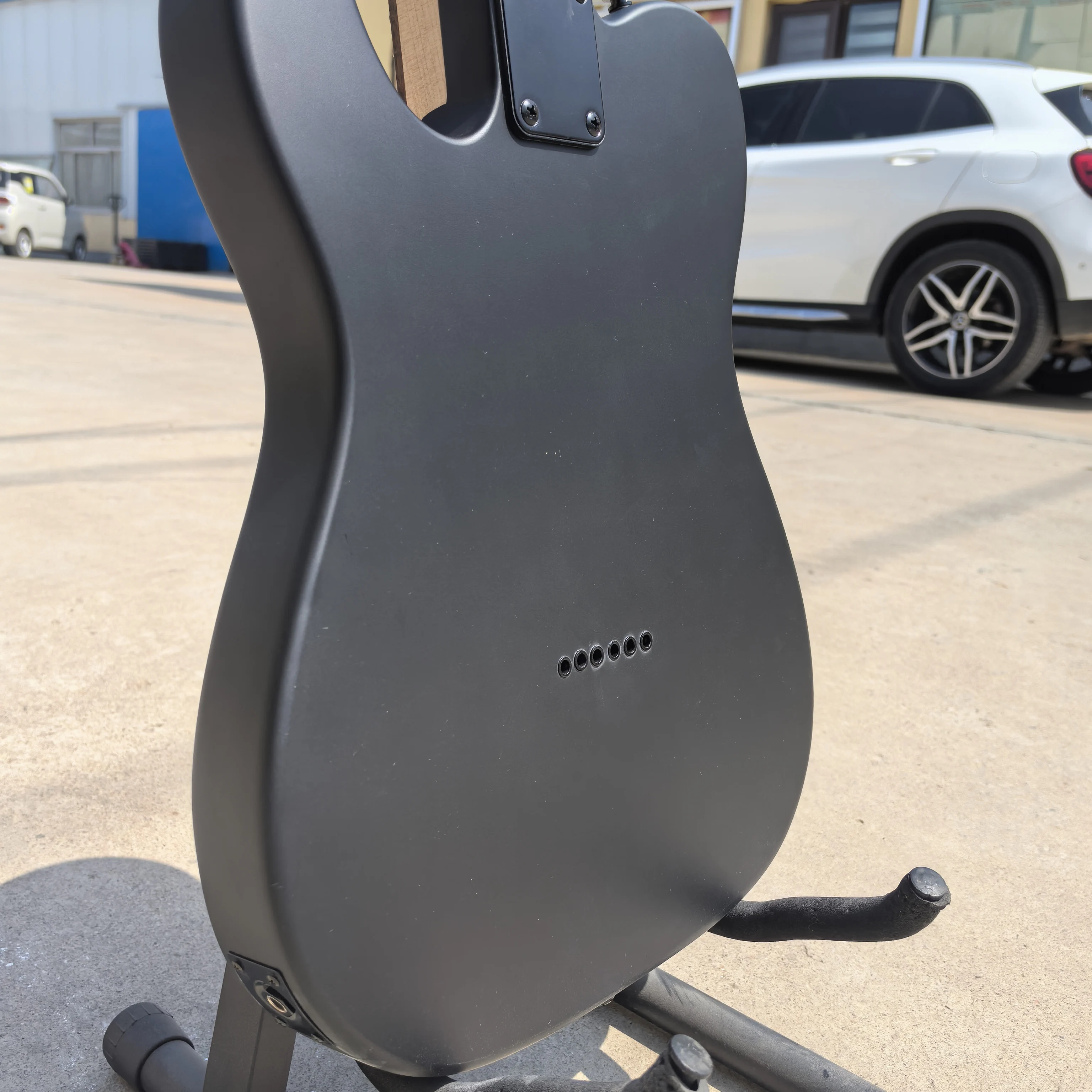 In stock, 6-string electric guitar made of mahogany, matte black, white binding, immediate shipment upon order.