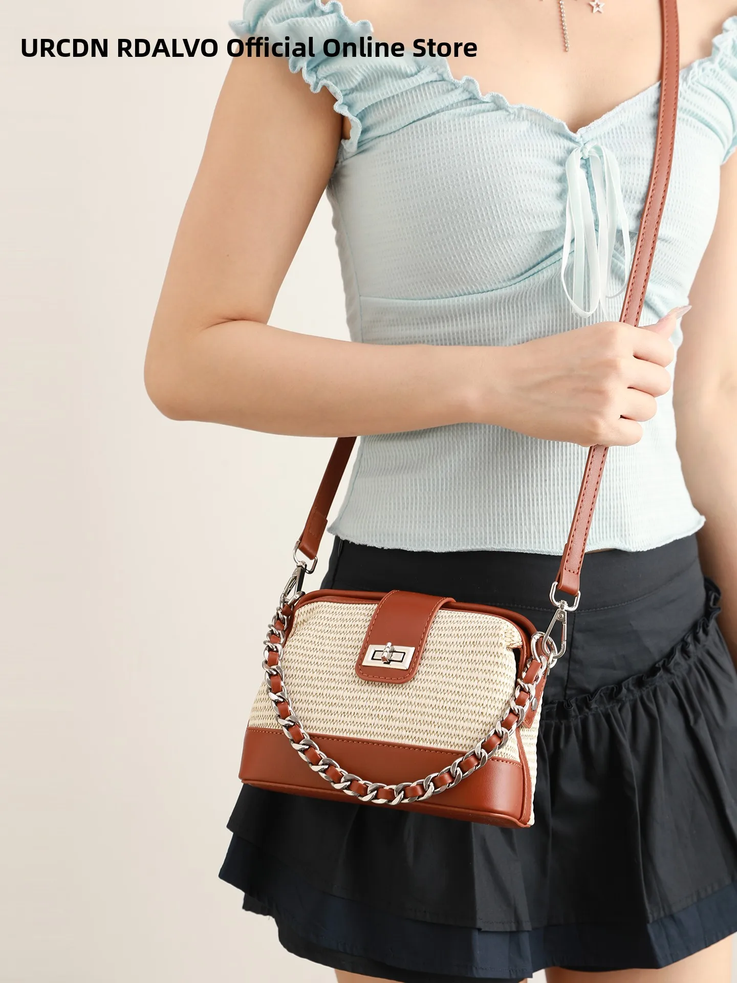 

UR Simple Weave Boston Bag Женская повседневная пригородная сумка 2025 Новая летняя универсальная сумка через плечо с моющейся цепочкой...