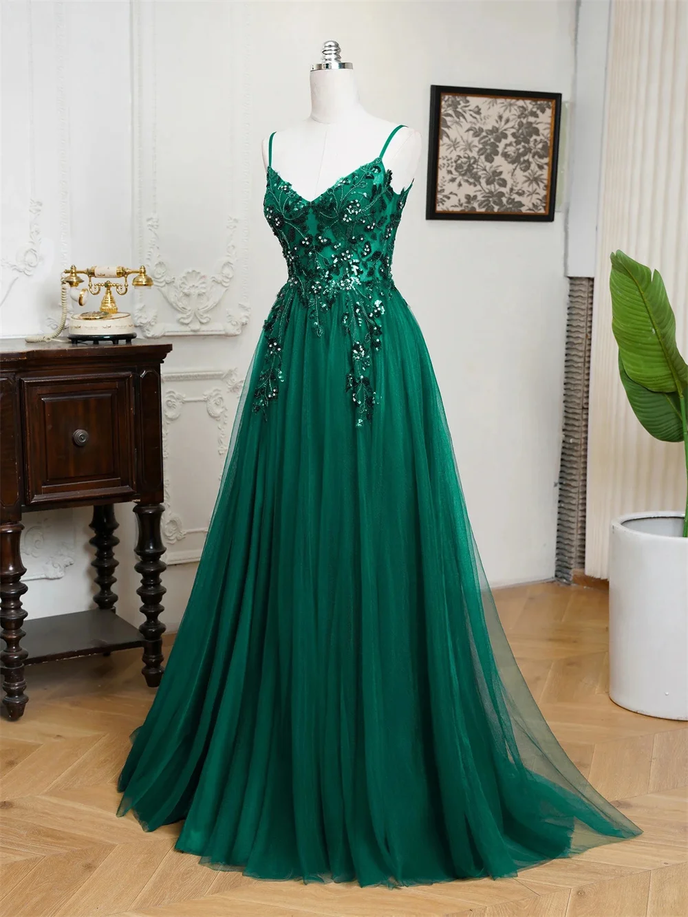 

Customized sleeveless solid long gown crafted with soft draping fabric and loose figure-flattering cut. Adjustable size and skir