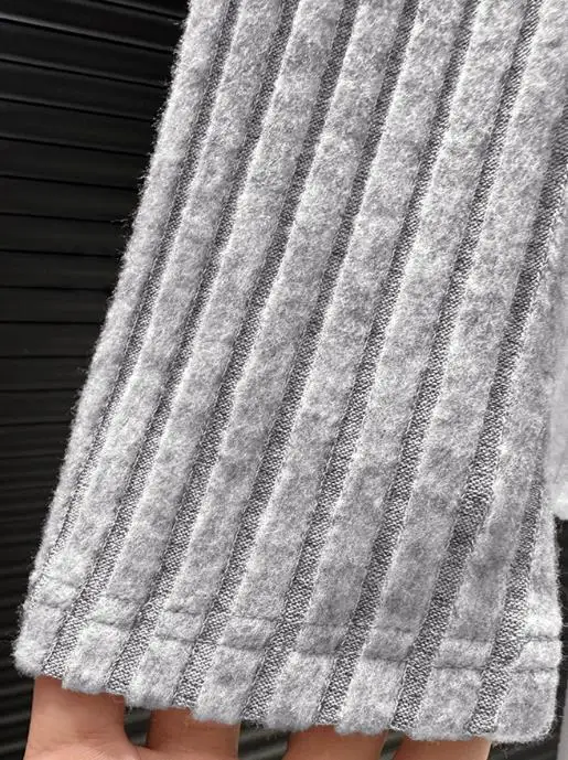 T-shirt base a maniche lunghe in stile moderno e minimalista per abbigliamento da donna, autunno/inverno 2025