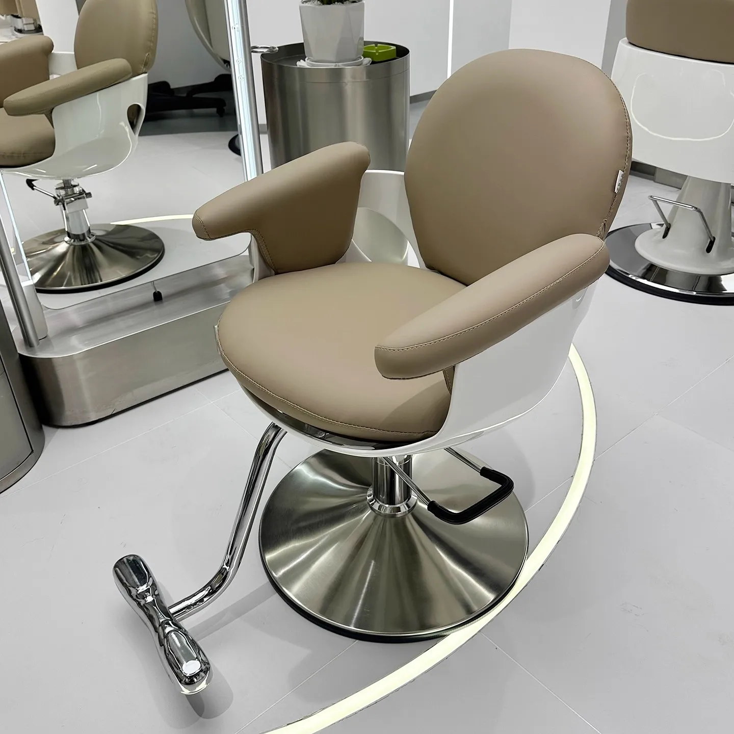 

Fashion Advanced Barber Shop Special Chair Light luxury Simplicity Design Haircut Hair Dyeing Rotation Lifting lowering Chair