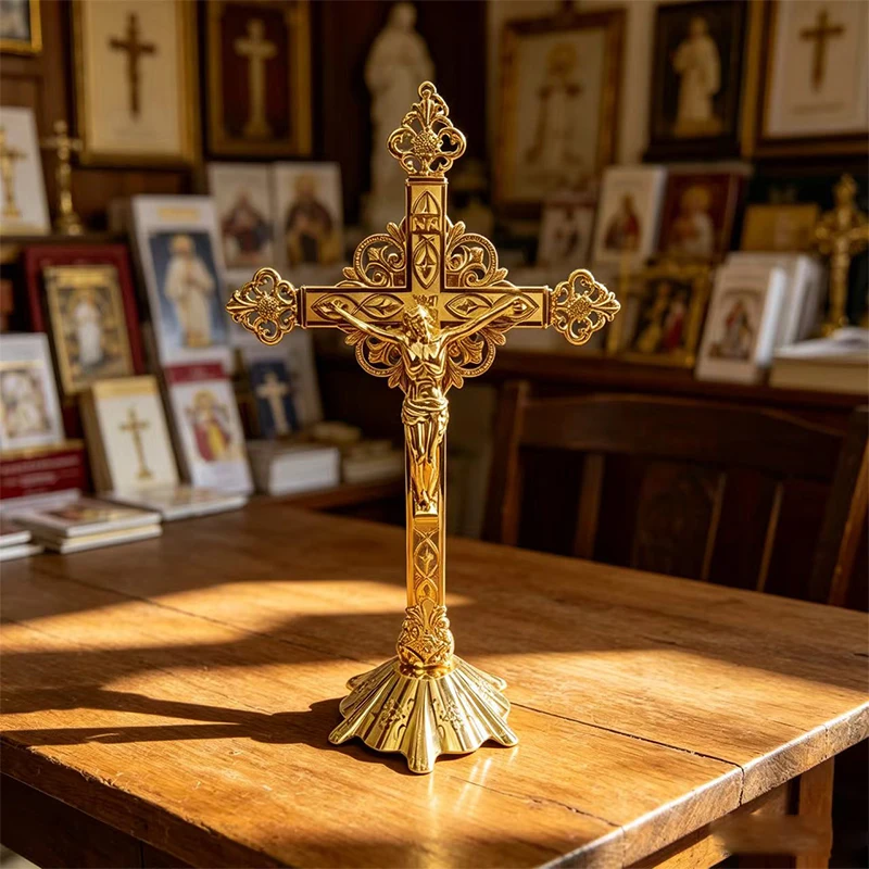 Hochwertiges vergoldetes stehendes Kruzifix mit Jesus Christus für Kirchenaltare, Tischdekoration und religiöse Segenszeremonien – Detail 1