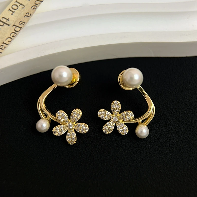 Trendy Bend Twist Crystal Flower Stud Earrings for Women Imitation Pearl Charms Noble Earrings Party Statement Jewelry Gift