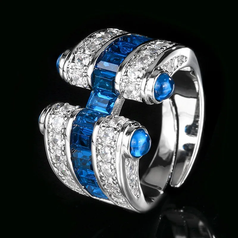 

Кольцо с медным основанием, позолоченное, с имитацией синего шпинеля и красного корунда, в стиле ретро, с резьбой